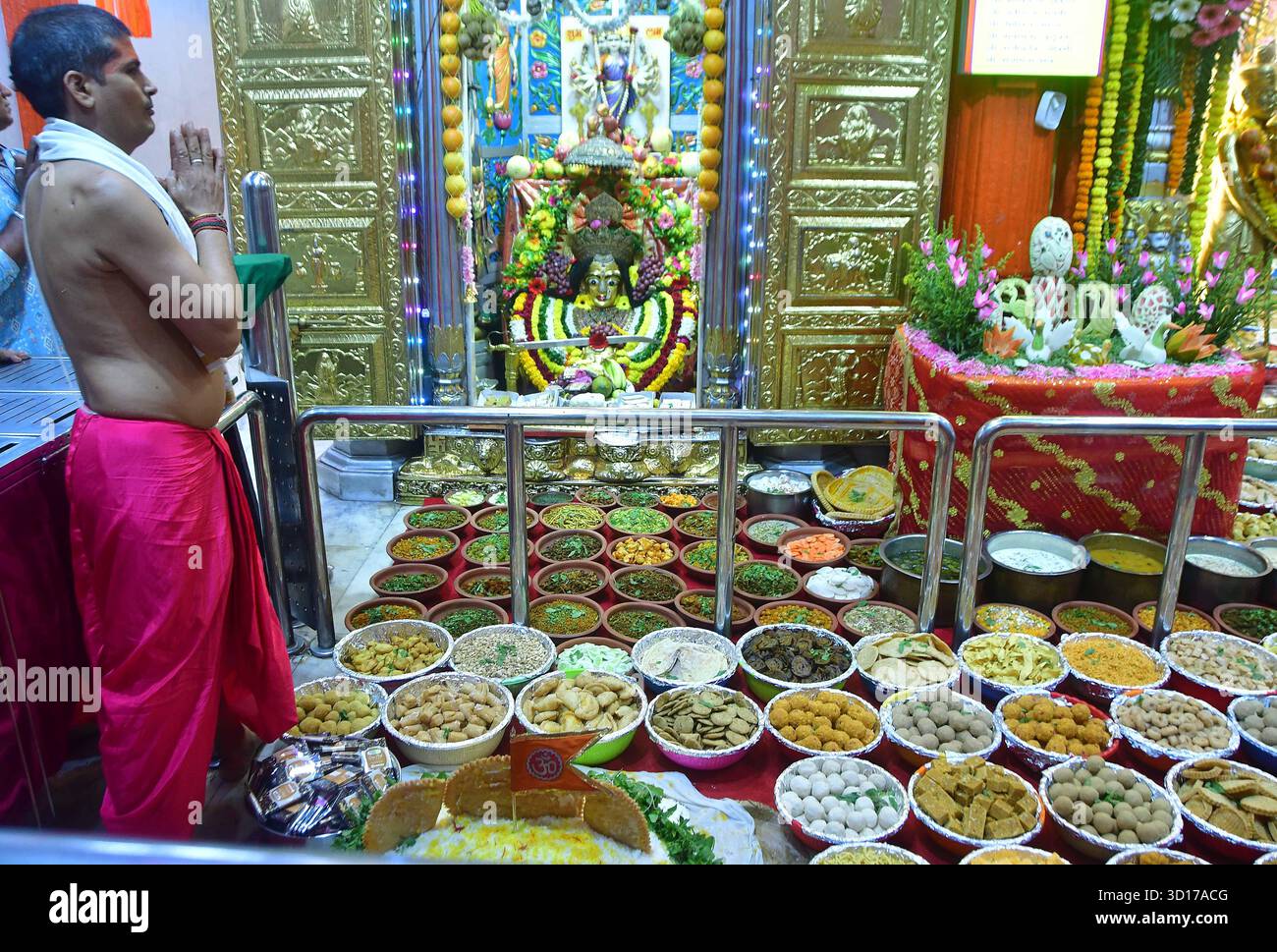 MUMBAI, INDIEN - 26. OKTOBER: Der Mumba Devi Tempel feiert Annakut Mahotsav ein Chappan Bhog oder 56 Gerichte werden der Göttin als Naivedya angeboten und dann am 26. Oktober 2025 in Mumbai, Indien an die Gläubigen verteilt. Foto: Bhushan Koyande/Hindustan Times Mumba Devi Tempel feiert Annakut Mahotsav Stockfoto