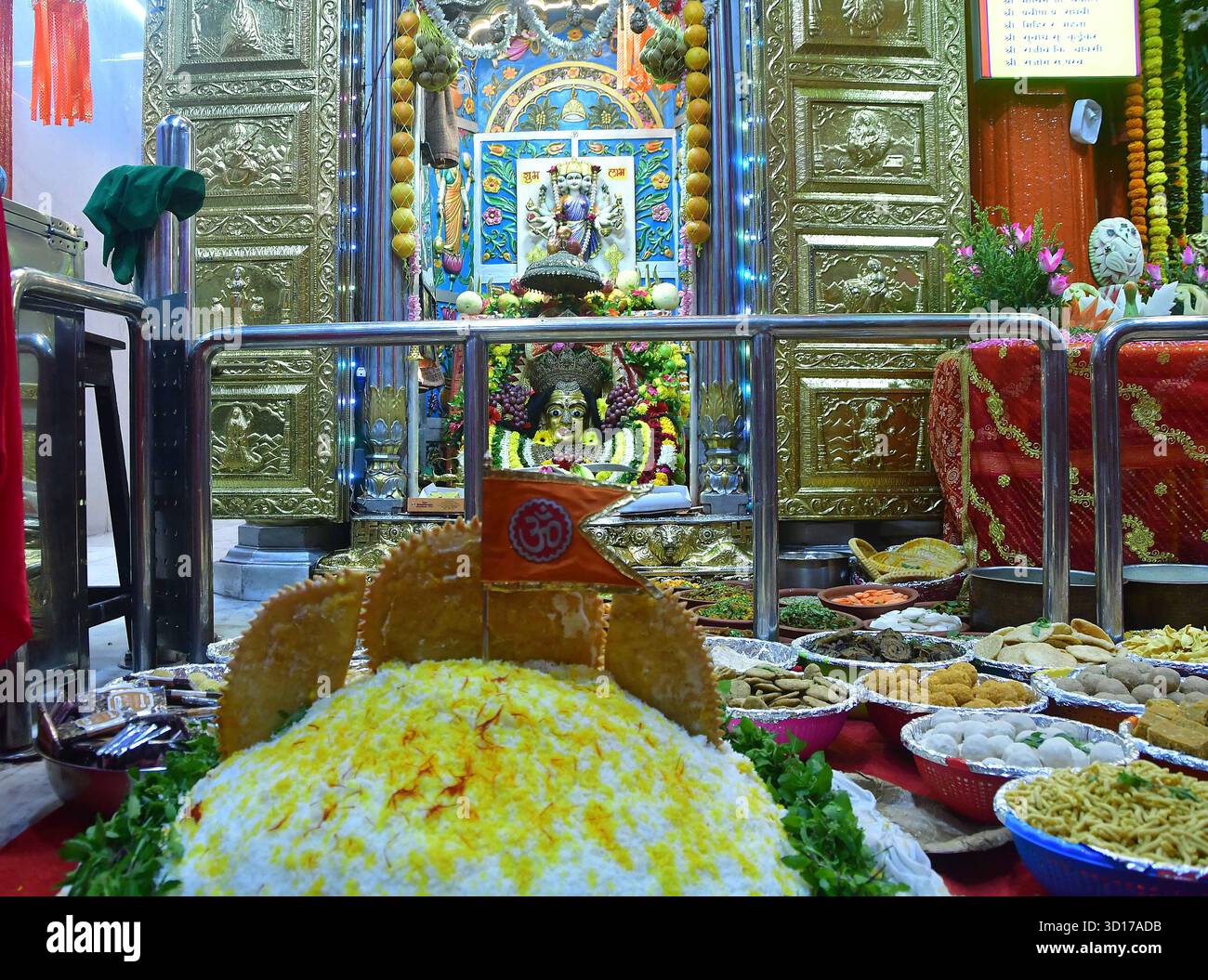 MUMBAI, INDIEN - 26. OKTOBER: Der Mumba Devi Tempel feiert Annakut Mahotsav ein Chappan Bhog oder 56 Gerichte werden der Göttin als Naivedya angeboten und dann am 26. Oktober 2025 in Mumbai, Indien an die Gläubigen verteilt. Foto: Bhushan Koyande/Hindustan Times Mumba Devi Tempel feiert Annakut Mahotsav Stockfoto