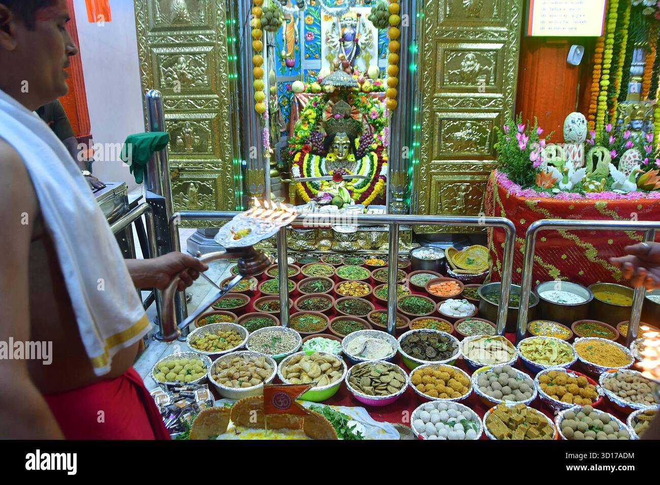 MUMBAI, INDIEN - 26. OKTOBER: Der Mumba Devi Tempel feiert Annakut Mahotsav ein Chappan Bhog oder 56 Gerichte werden der Göttin als Naivedya angeboten und dann am 26. Oktober 2025 in Mumbai, Indien an die Gläubigen verteilt. Foto: Bhushan Koyande/Hindustan Times Mumba Devi Tempel feiert Annakut Mahotsav Stockfoto