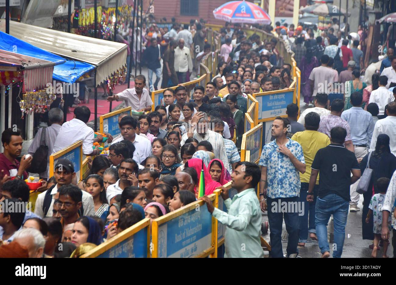 MUMBAI, INDIEN - 26. OKTOBER: Der Mumba Devi Tempel feiert Annakut Mahotsav ein Chappan Bhog oder 56 Gerichte werden der Göttin als Naivedya angeboten und dann am 26. Oktober 2025 in Mumbai, Indien an die Gläubigen verteilt. Foto: Bhushan Koyande/Hindustan Times Mumba Devi Tempel feiert Annakut Mahotsav Stockfoto