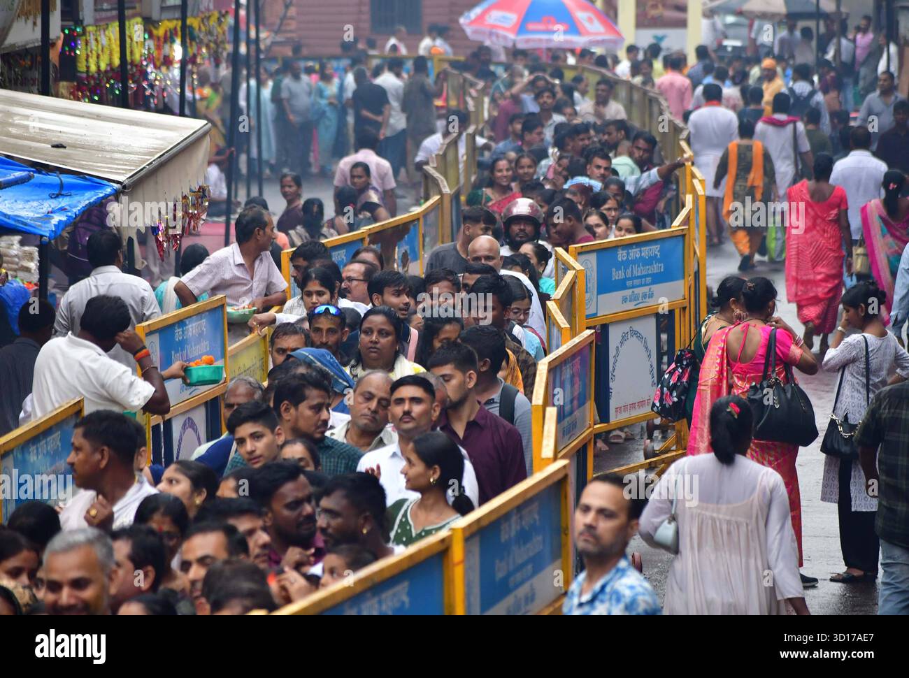 MUMBAI, INDIEN - 26. OKTOBER: Der Mumba Devi Tempel feiert Annakut Mahotsav ein Chappan Bhog oder 56 Gerichte werden der Göttin als Naivedya angeboten und dann am 26. Oktober 2025 in Mumbai, Indien an die Gläubigen verteilt. Foto: Bhushan Koyande/Hindustan Times Mumba Devi Tempel feiert Annakut Mahotsav Stockfoto
