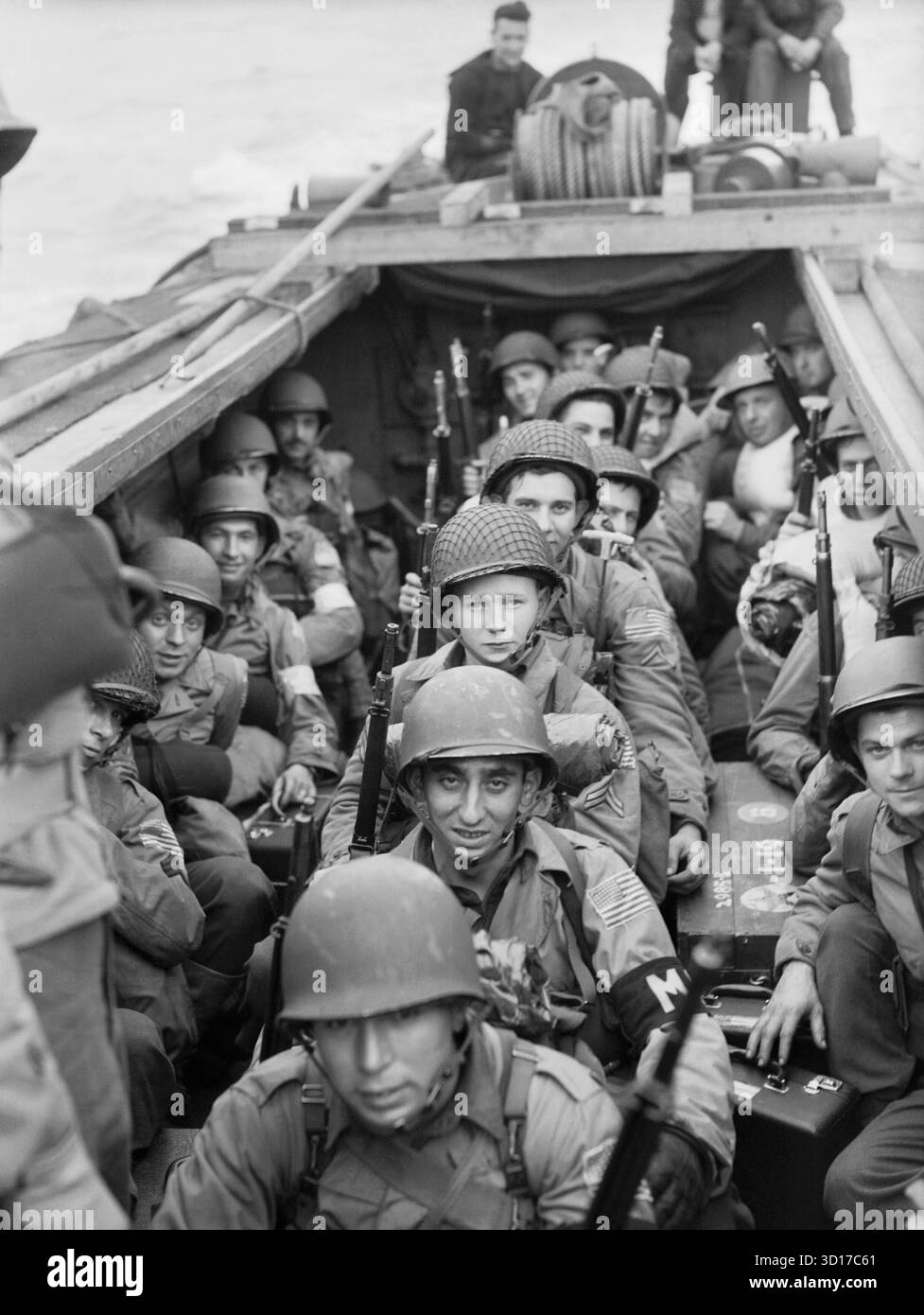 VOR ORAN, ALGERIEN - ca. 10. November 1942 - Truppen der US-Armee an Bord eines Landebootes kurz bevor sie während der Operation Fackel zu den Stränden von Oran, Algerien, aufbrachen, die Teil der größeren Nordafrika-Kampagne des Zweiten Weltkriegs war. Alliierte Truppen wie diese landeten unangefochten, nachdem Oran sich nach einem Bombardement der Royal Navy ergeben hatte - Foto: Geopix/Lt F A Hudson RN Stockfoto