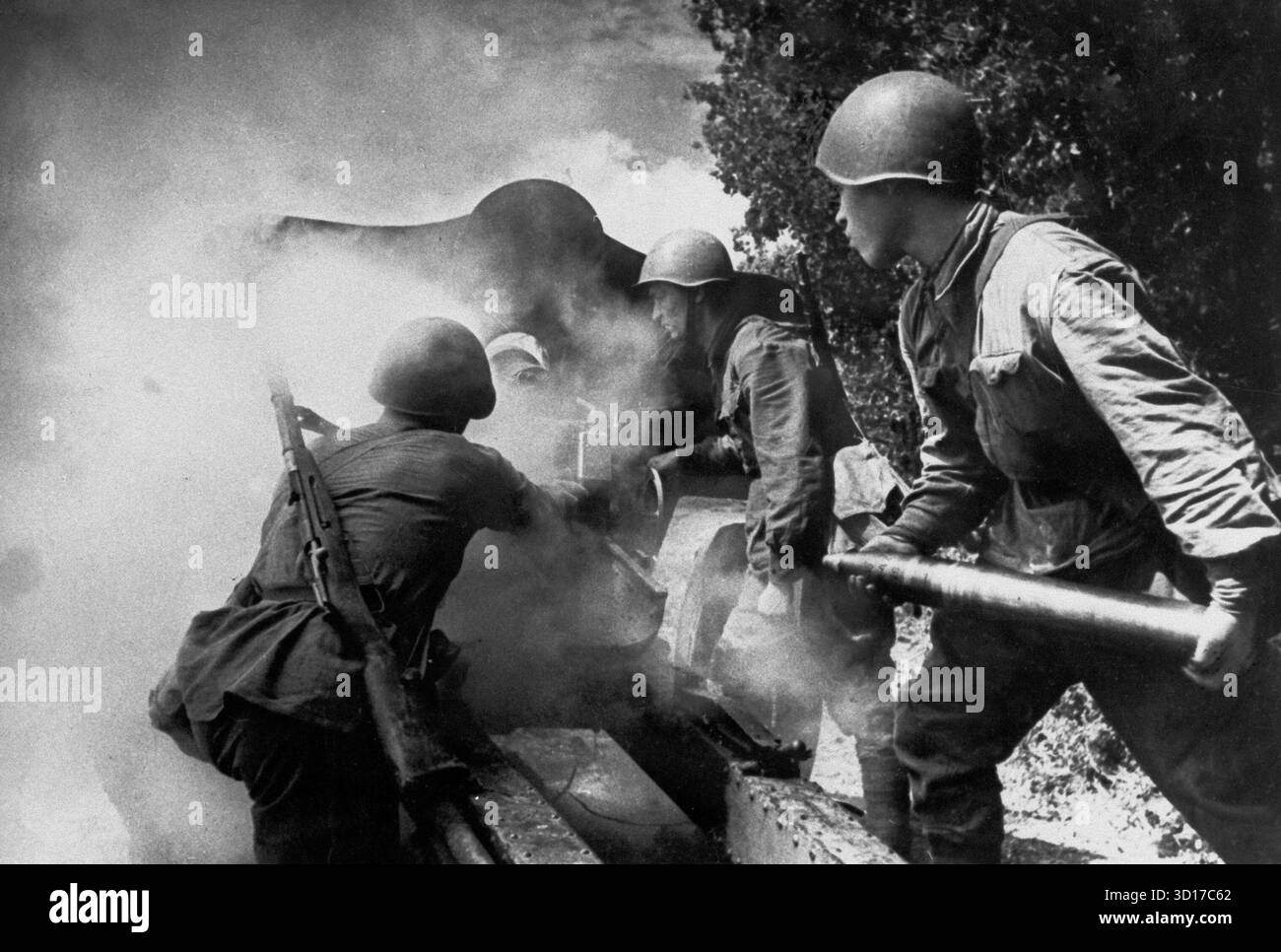 OSTFRONT, RUSSLAND - 1941 - Soldaten der Roten Armee feuern Artilleriekommandos während einer Schlacht von 1941 während des Zweiten Weltkriegs, irgendwo an der Ostfront, wahrscheinlich in der Frühphase der Operation Barbarossa irgendwo in Westrussland oder Estland - Foto: Geopix Stockfoto