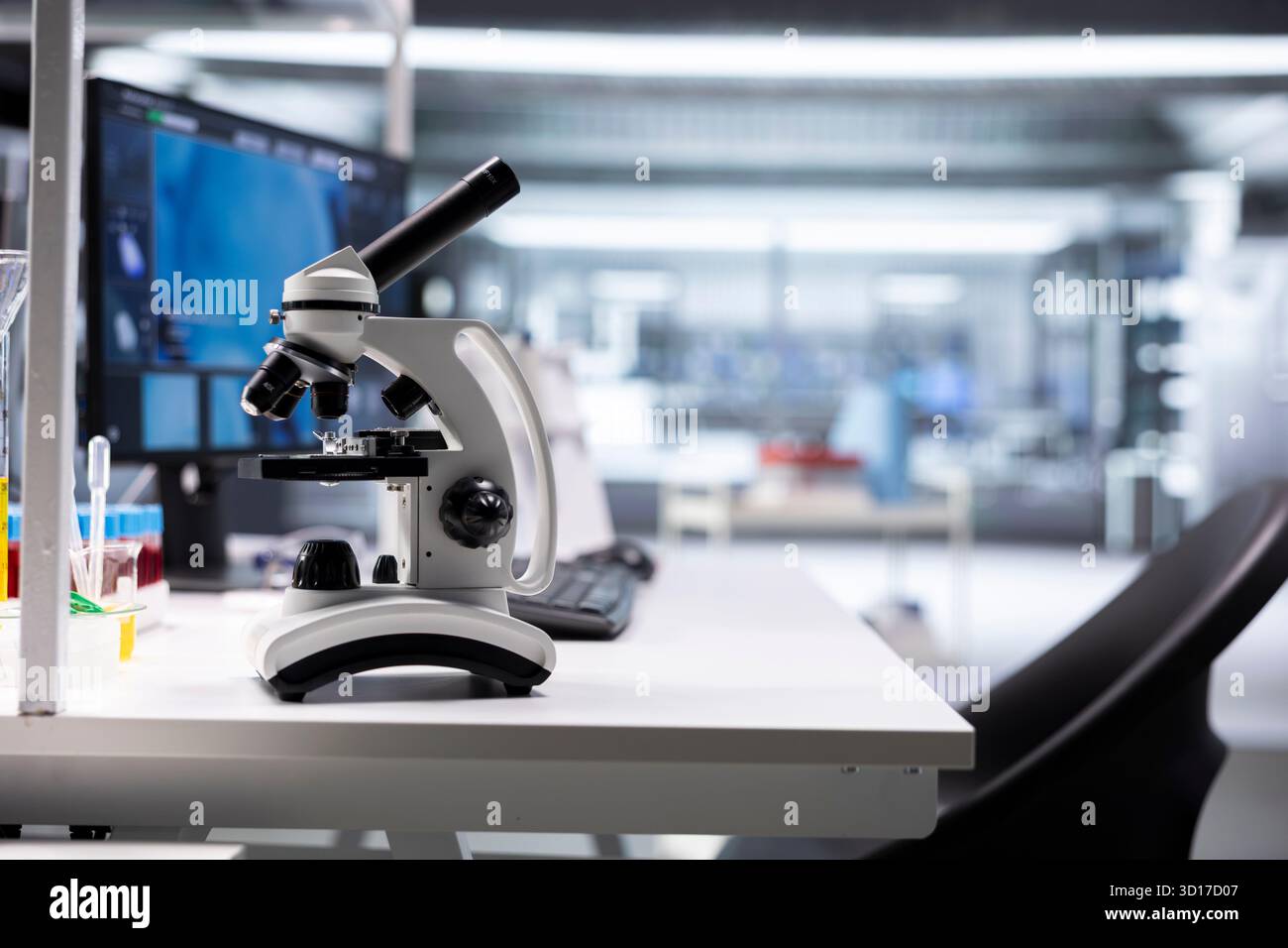 Moderne Laborausstattung in einer leeren Forschungseinrichtung, die Instrumente für Biowissenschaften und Pharmakologie vorstellt. Die wissenschaftliche Umgebung hebt Innovationen in der Genetik und Diagnostik hervor. Stockfoto