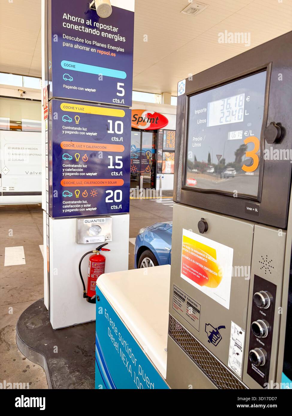 Spanien, Benzin-Tankstelle - Smartphone-aufgenommenes Stockfoto