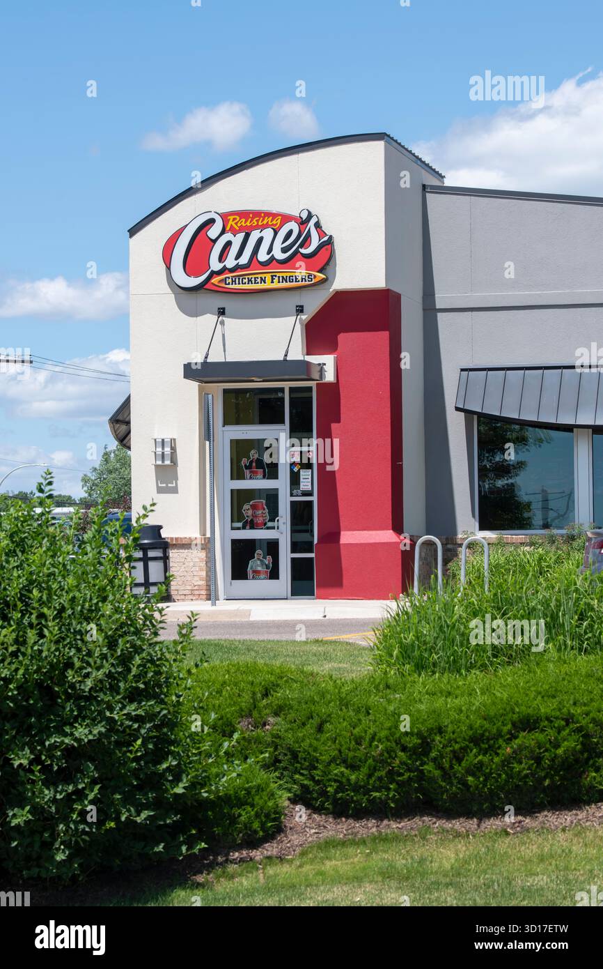 Shoreview, Minnesota. Außenbereich des Fast Food-Restaurants Raising Cane's Chicken Fingers. Stockfoto