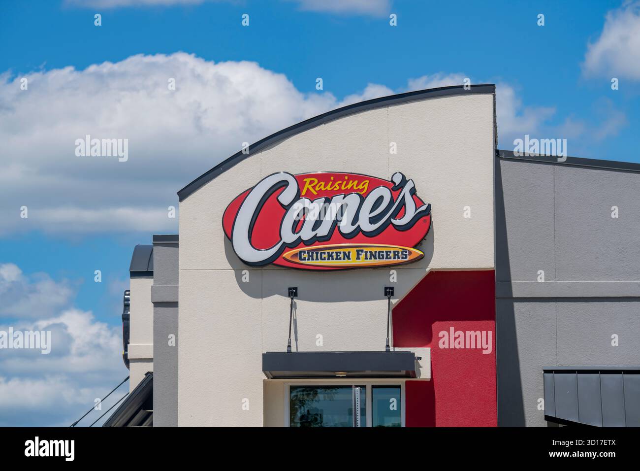Shoreview, Minnesota. Logo des Fast-Food-Restaurants „Raising Cane's Chicken Fingers“. Stockfoto