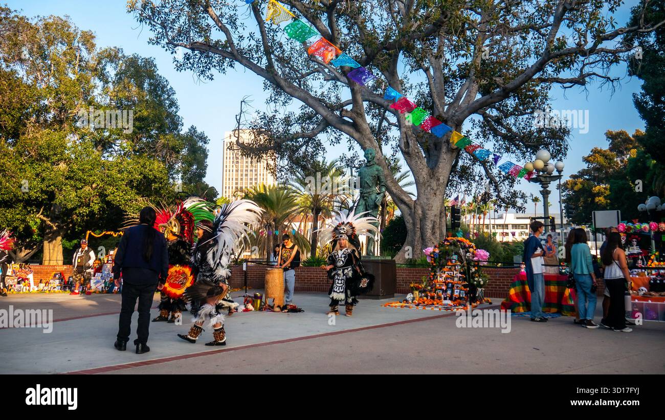 Los Angeles, USA. Oktober 2025. Künstler von Grupo Tartalejos tanzen bei der Dia de los Muertos-Feier in der Olvera Street in Los Angeles, Kalifornien. Quelle: Stu Gray/Alamy Live News. Stockfoto