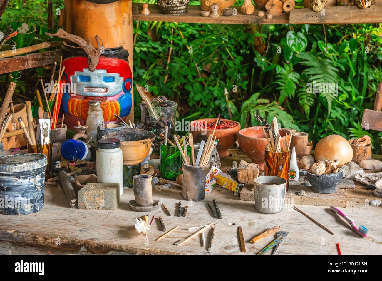 San Agustin, Huila, Kolumbien - 20. September 2025 - Ein lebendiger Workshop mit farbenfrohen Materialien und Werkzeugen für künstlerisches Schaffen im präkolumbianischen Stil. Stockfoto