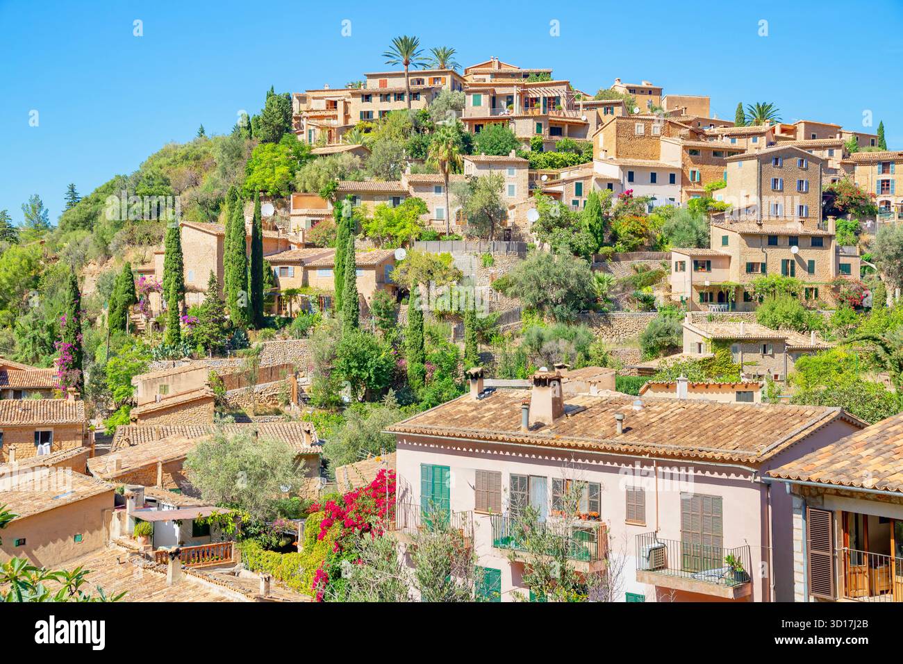 Blick auf das malerische Bergdorf Deia, Deia, Mallorca, Balearen, Spanien Stockfoto