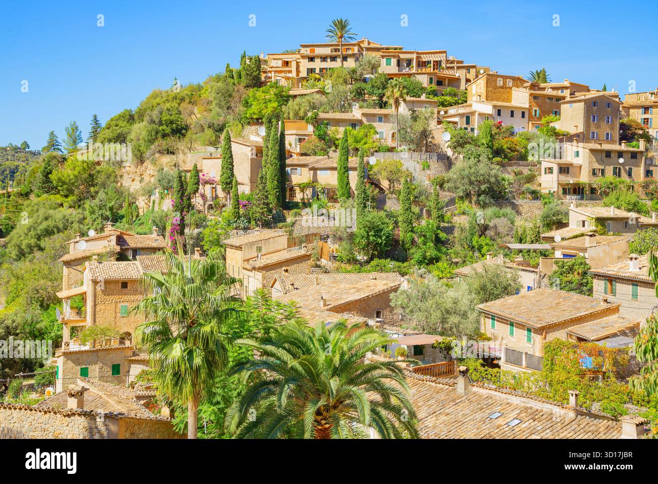Blick auf das malerische Bergdorf Deia, Deia, Mallorca, Balearen, Spanien Stockfoto