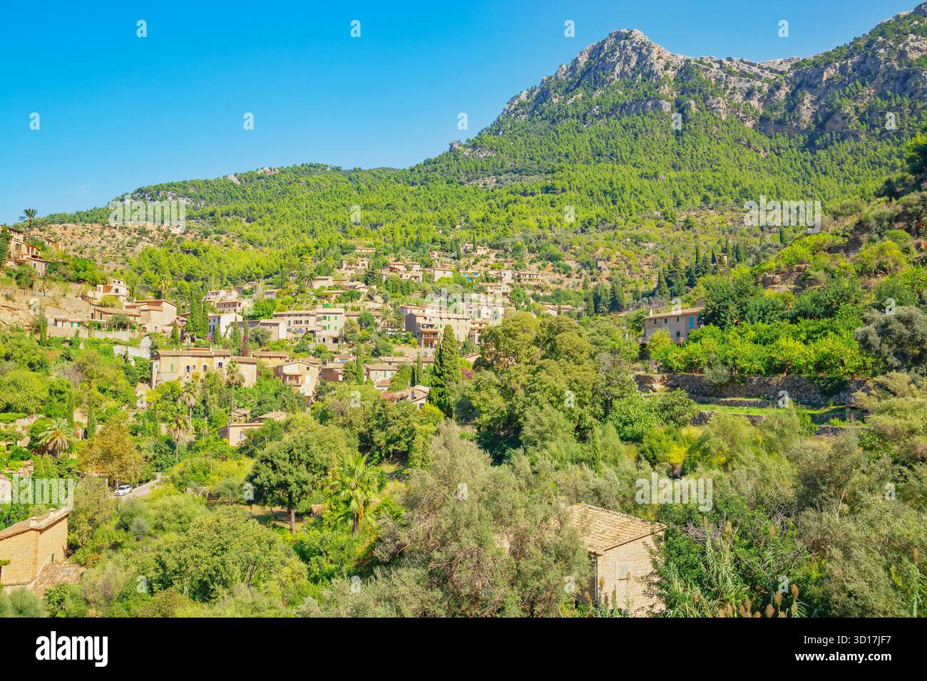 Blick auf das malerische Bergdorf Deia, Deia, Mallorca, Balearen, Spanien Stockfoto