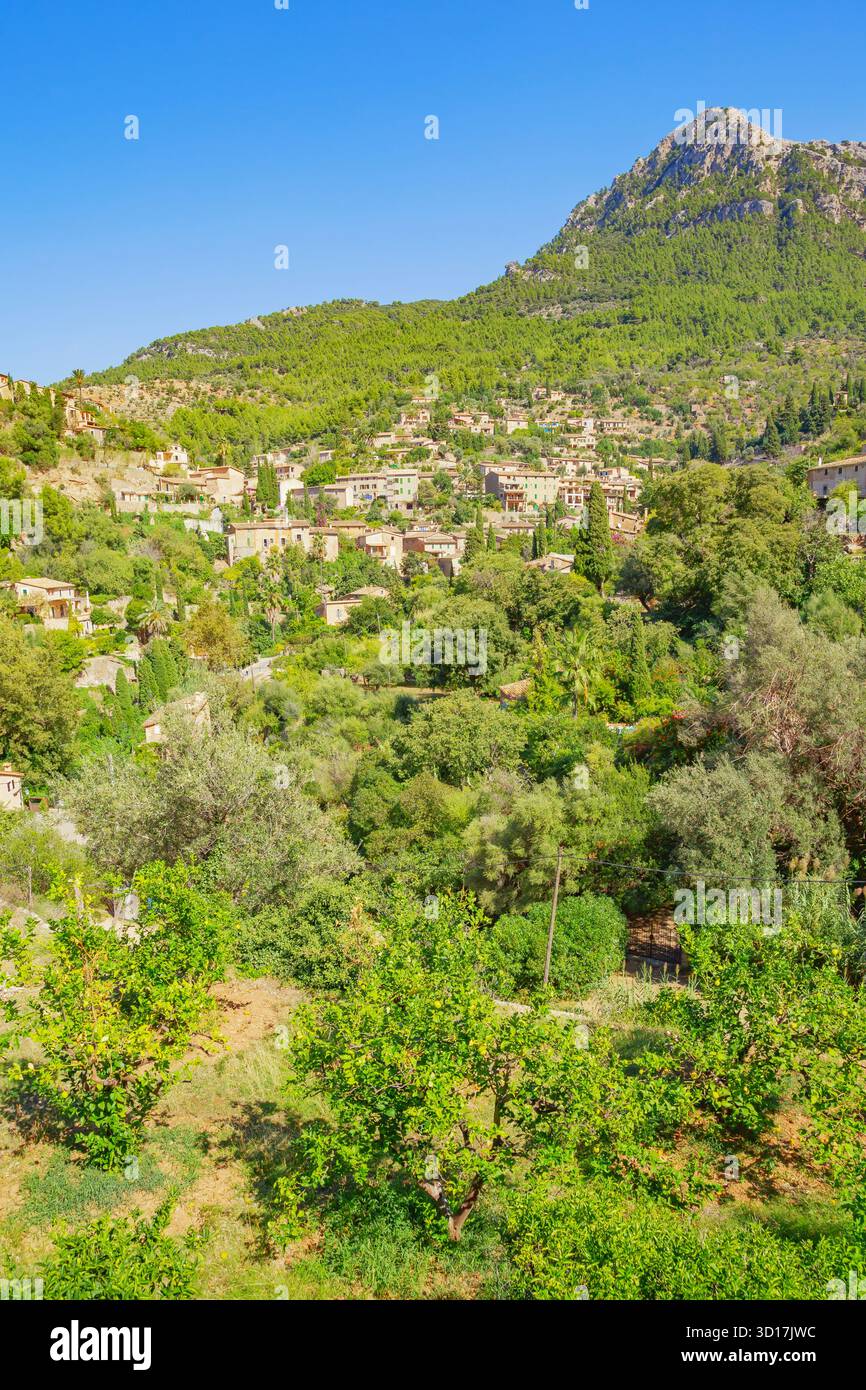 Blick auf das malerische Bergdorf Deia, Deia, Mallorca, Balearen, Spanien Stockfoto