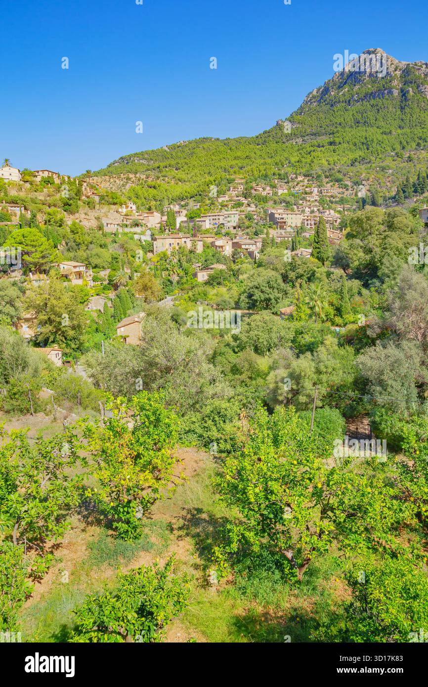 Blick auf das malerische Bergdorf Deia, Deia, Mallorca, Balearen, Spanien Stockfoto