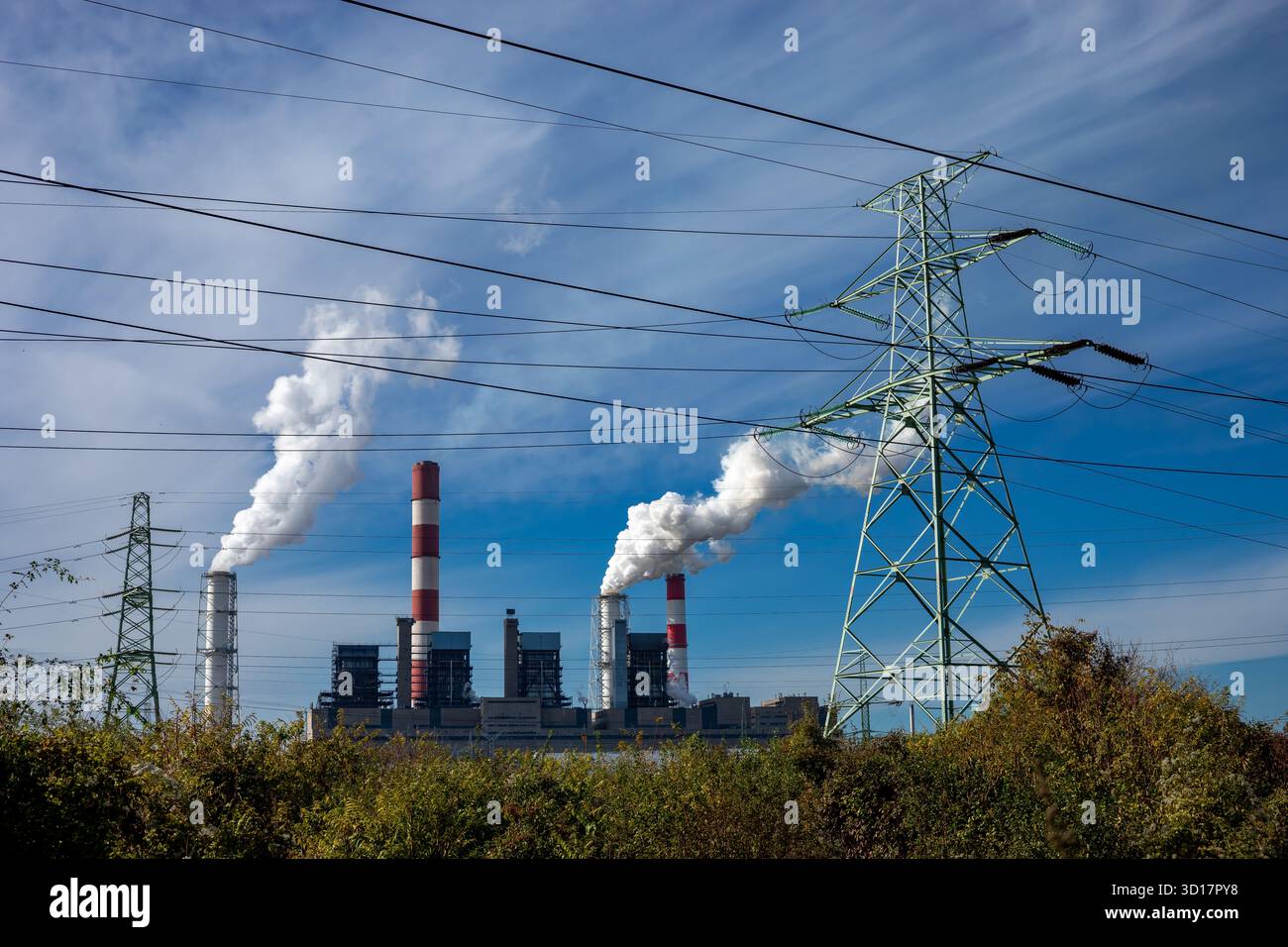 Eine thermoelektrische Anlage 'Nikola Tesla', auch Zelt genannt, in der Nähe von Obrenovac und Belgrad am Fluss Sava in Serbien, mit großen Schornsteinen in einer ländlichen Landschaft Stockfoto