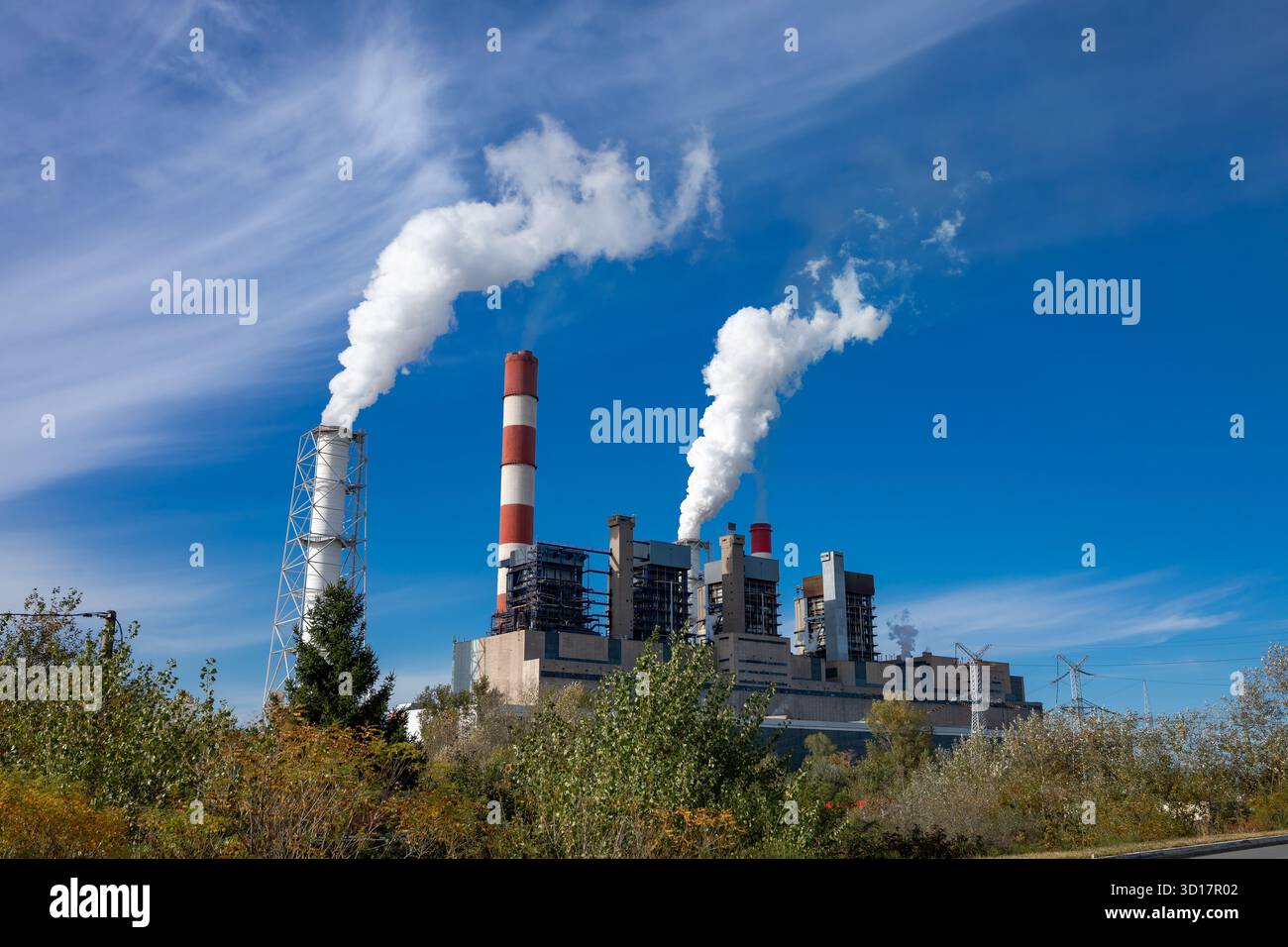 Ein thermoelektrisches Werk „Nikola Tesla“, alias ZELT in der Nähe von Obrenovac und Belgrad am Fluss Sava in Serbien, mit großen Schornsteinen und Rauch Stockfoto