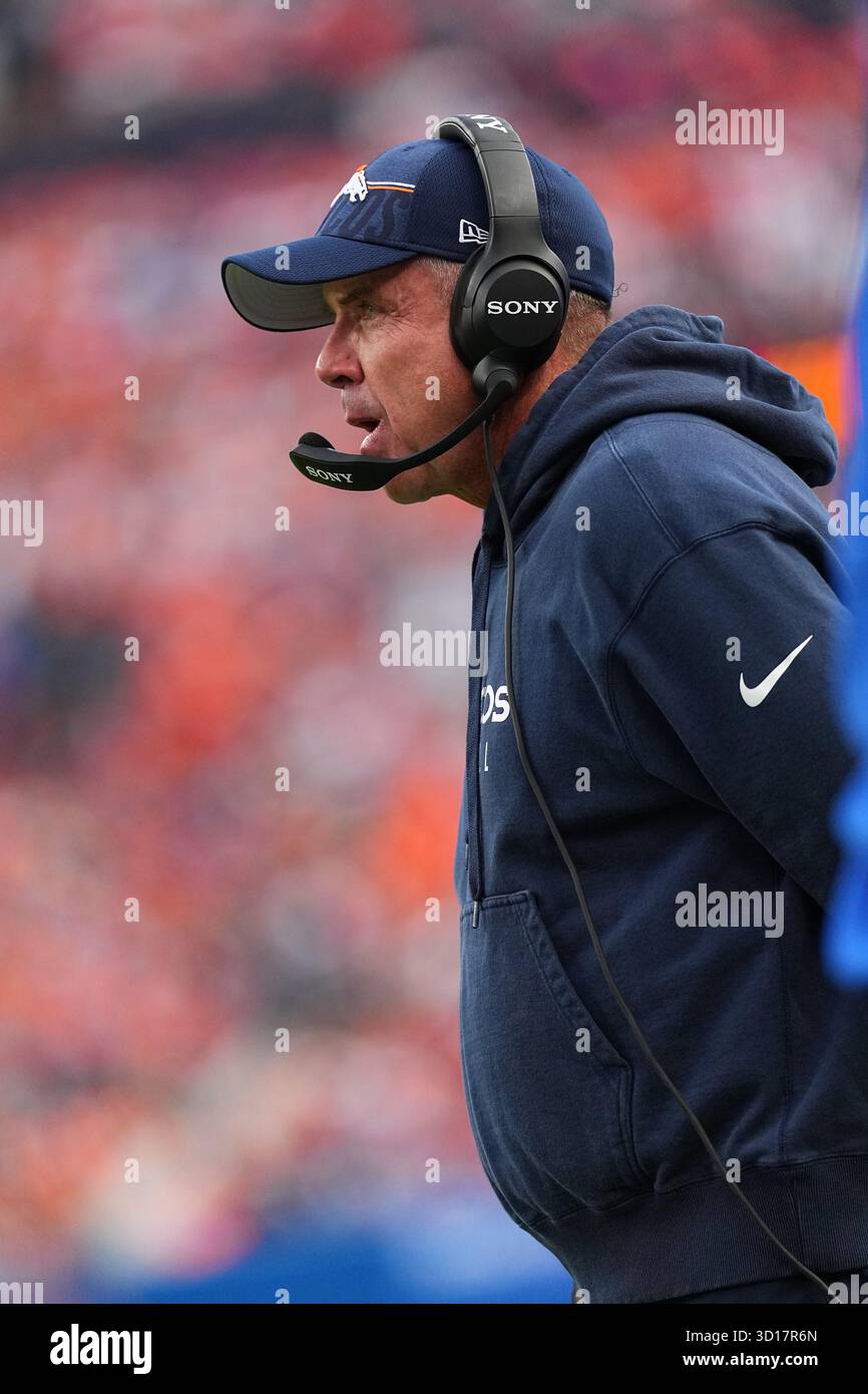 Denver Broncos head coach Sean Payton calls a play against the Dallas Cowboys during an NFL football game, Sunday, Oct. 26, 2025 in Denver. (AP Photo/Bart Young) Stockfoto