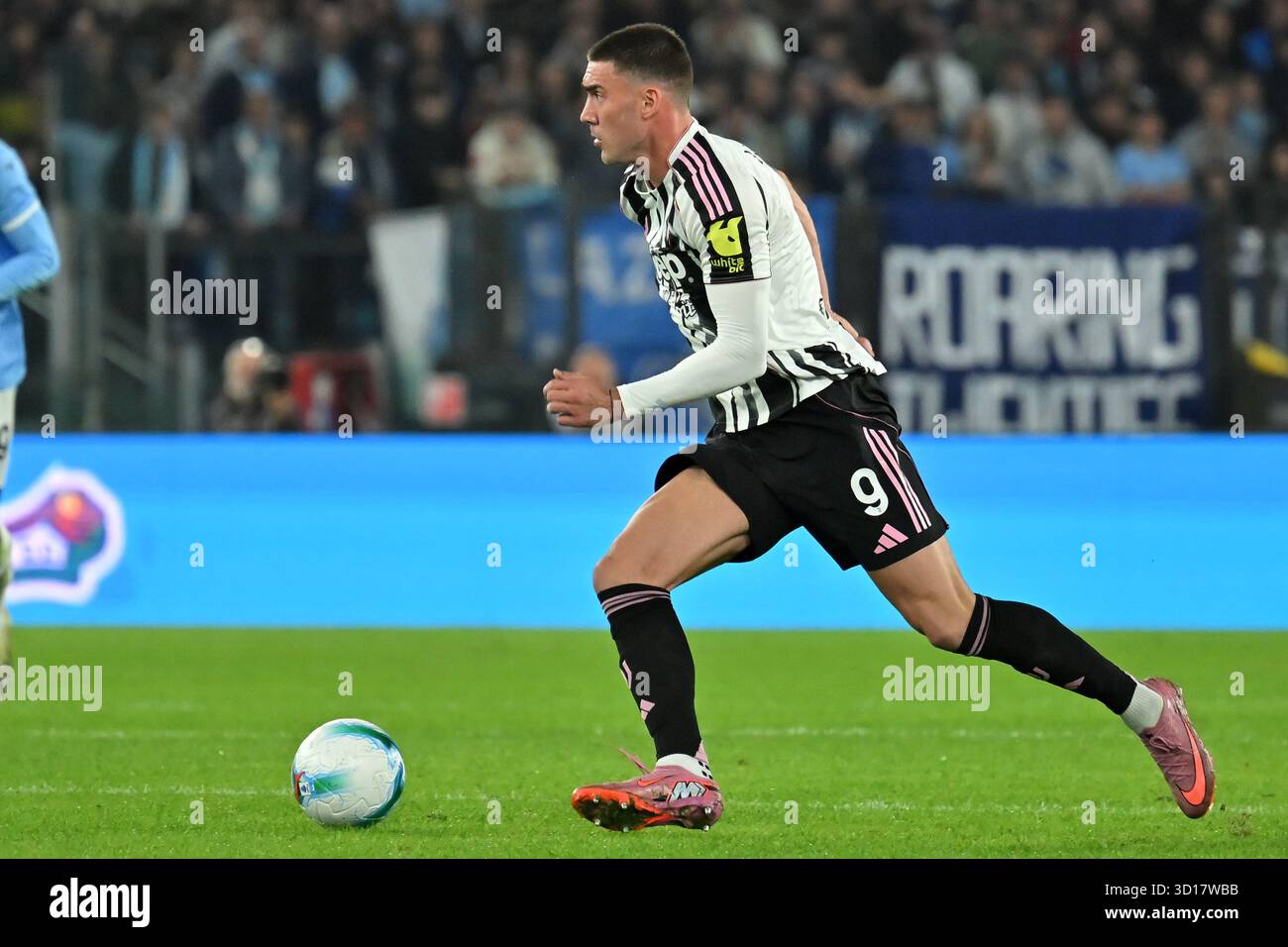 Roma, Latium. Oktober 2025. Dusan Vlahovic während der Serie A Enilive Match zwischen SS Lazio und FC Juventus im olimpico-Stadion in Rom 26. Oktober 2025 Credit: massimo insabato/Alamy Live News Stockfoto