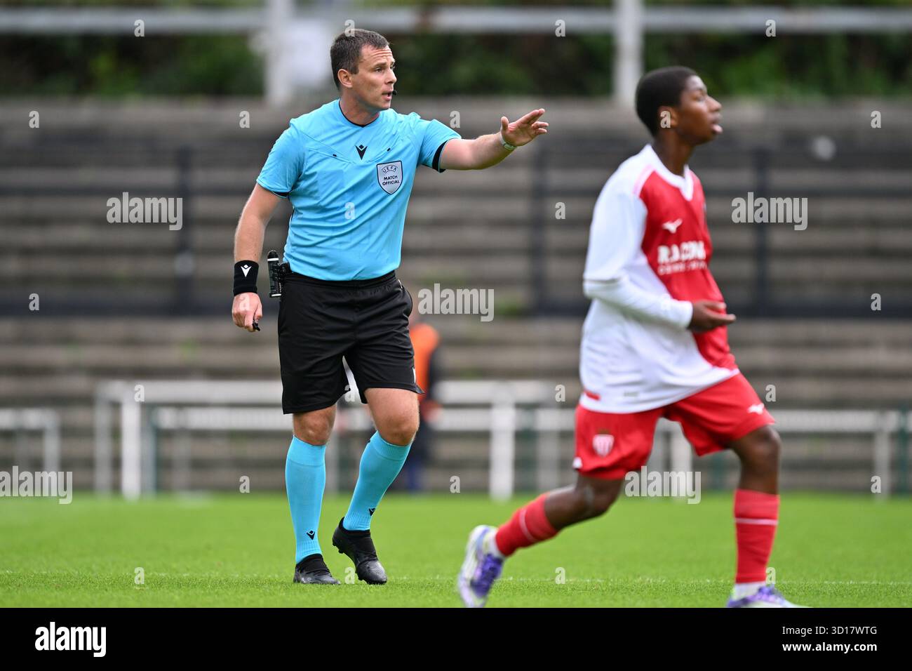 Roeselare, Belgien. September 2025. Schiedsrichter Dmytro Kubriak wurde während des Spiels der UEFA Youth League in der Saison 2025–2026 zwischen Club Brugge KV und AS Monaco am 18. September 2025 in Roeselare, Belgien, gezeigt. (Foto: David Catry/Sportpix/CC/SIPA USA) Credit: SIPA US/Alamy Live News Stockfoto