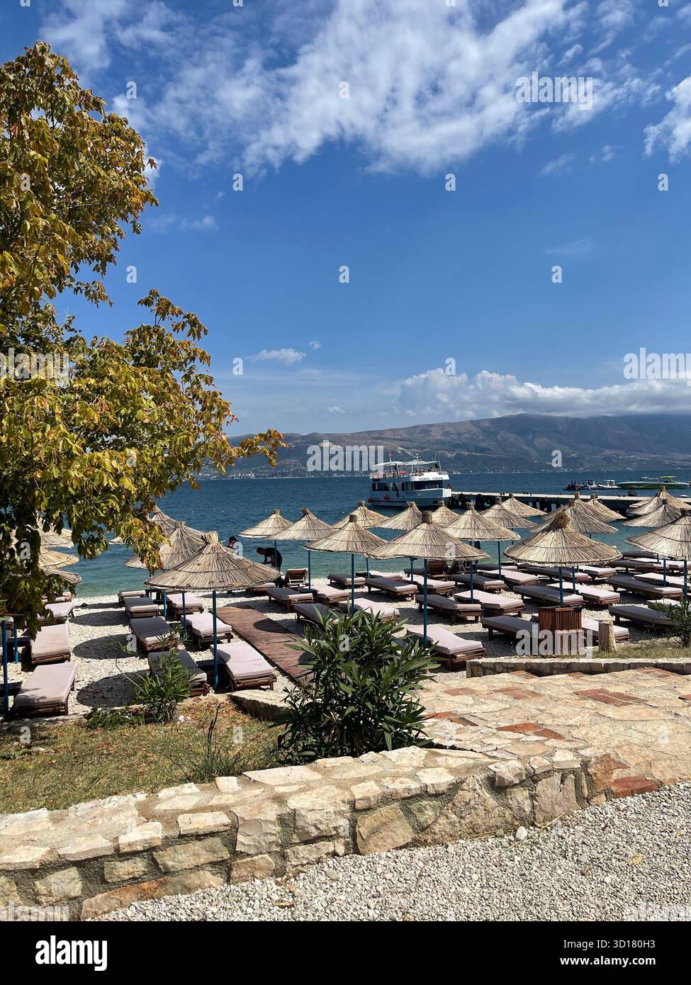 Malerische Ausblicke auf die albanische Riviera Küste und die Strandresorts, einschließlich einer dramatischen Strandszene und einem malerischen, sonnigen Blick auf die Resorts - Smartphone-aufgenommenes Stockfoto