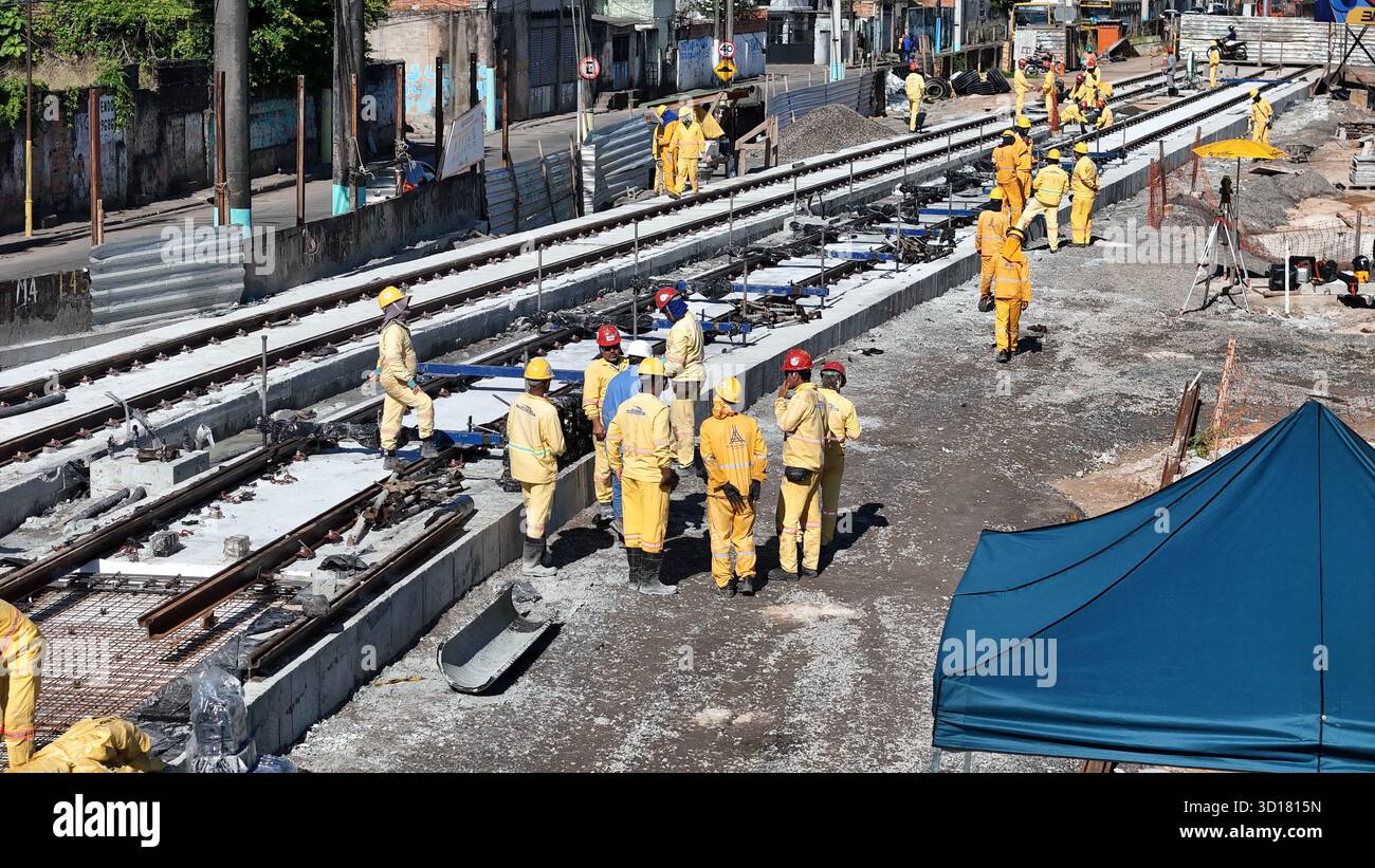 salvador, bahia, brasilien - 28. juli 2025: Bauarbeiter werden auf der Baustelle von Abschnitt 1 des Salvador VLT gesehen. Stockfoto