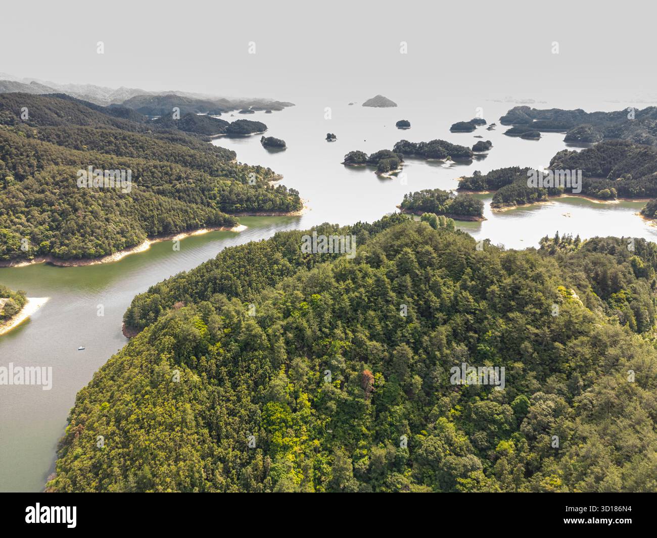 Landschaft der Beobachtungsplattform des Zhuli-Dorfes des Qiandao-Sees, China. Stockfoto
