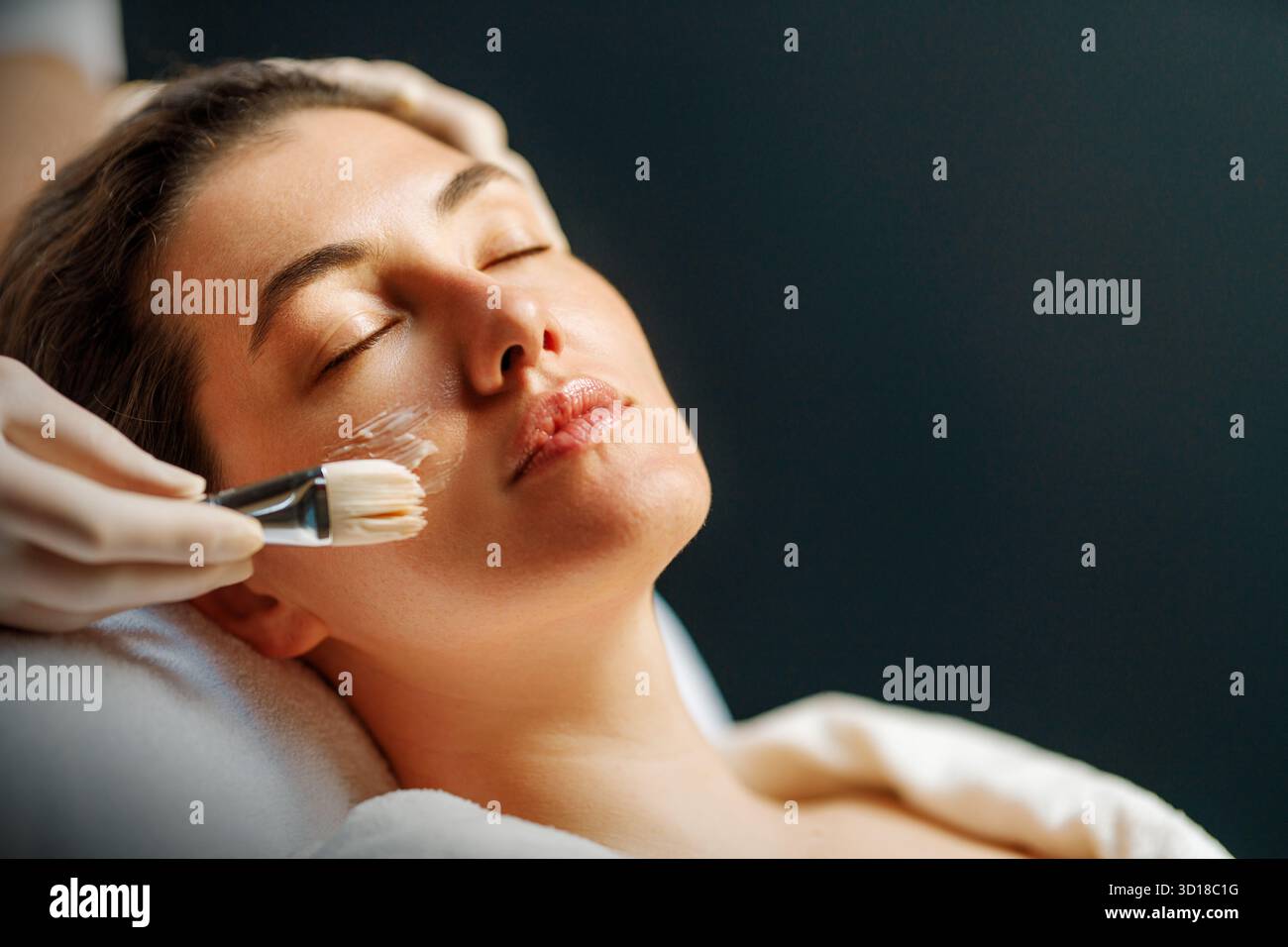 Gesichtsbehandlung im Spa-Salon. Hautpflege und Massage. Kosmetologe bei der Arbeit Stockfoto