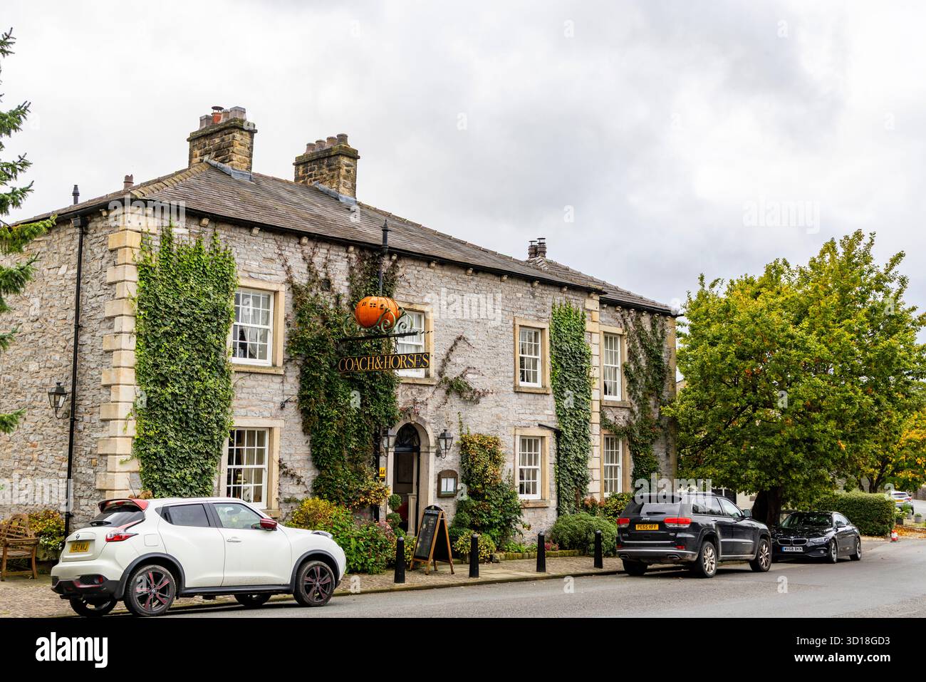 Bolton-by-Bowland, englisches Dorf im Ribble Valley, Lancashire, Coach & Horses Pub Restaurant inn, traditionelles Coaching inn mit Zimmern Stockfoto