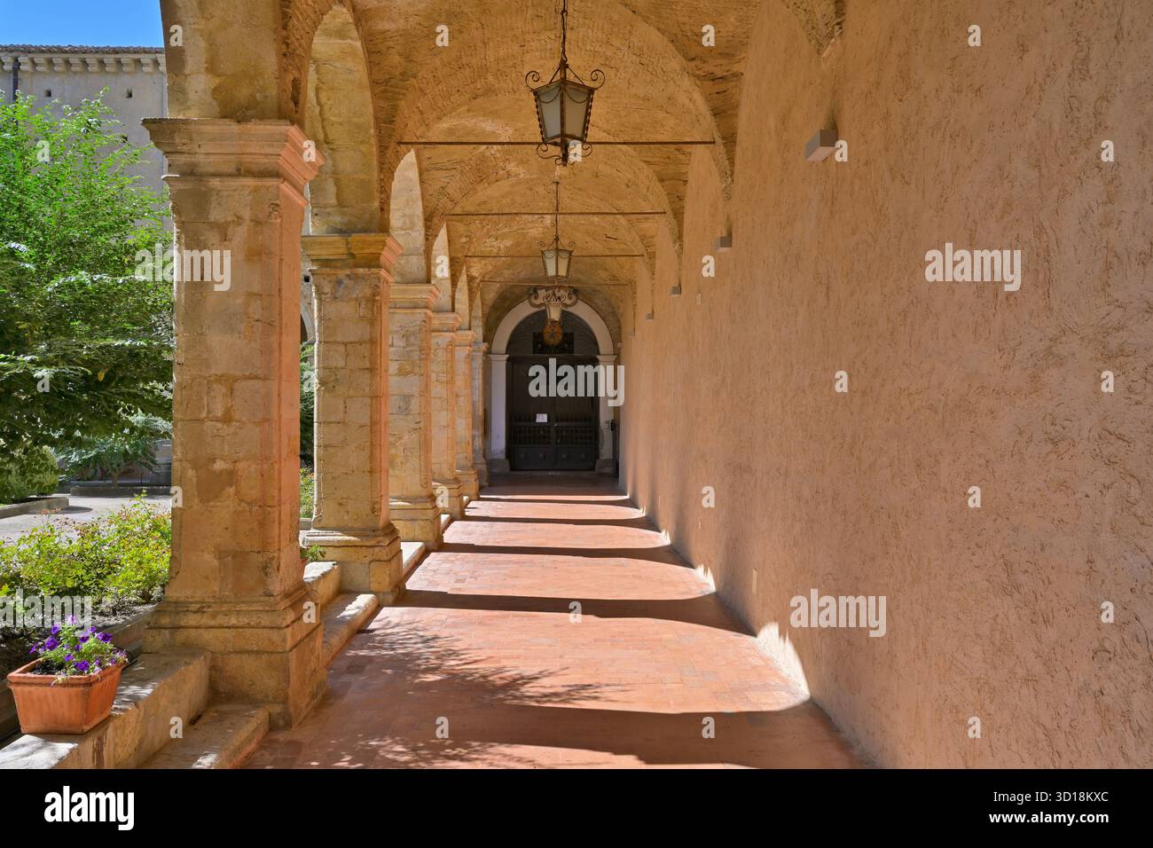 Altomonte, Italien - 10. September 2025 - Altomonte Kreuzgang mit historischer Architektur führt die Besucher durch einen ruhigen Flur. Stockfoto