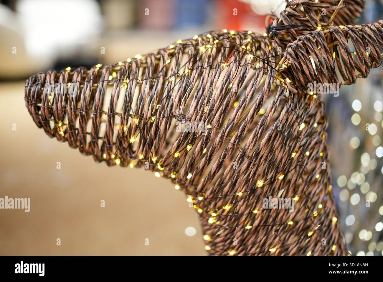 Rustikales Rentier mit Garn und warmen LED-Leuchten – perfekt für gemütliche Weihnachtsdekoration, minimalistische Weihnachtsdekorationen und saisonales Styling. Stockfoto