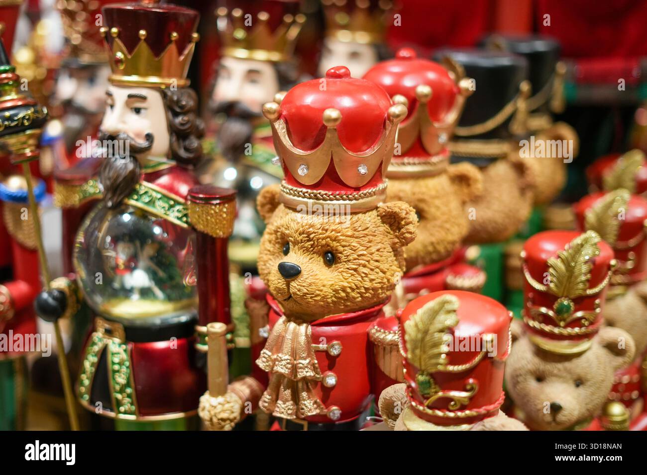 Königliche Teddybären und Nussknacker in Rot und Gold – die perfekte nostalgische Weihnachtsszene für festliches Marketing, Retail-Visuals und Weihnachtsaktionen Stockfoto