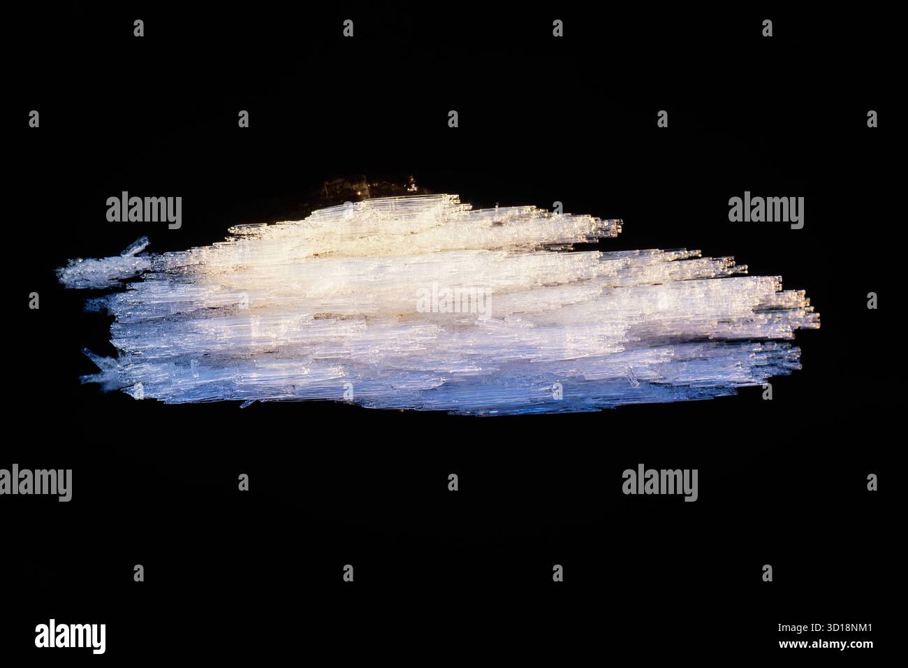 Eiskristall auf schwarzem Eis Stockfoto