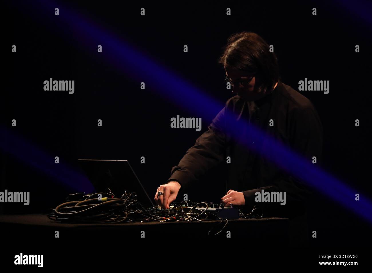 Bartosz Zaskorski nimmt am 26. Oktober 2025 an der Conrad Award Gala beim Conrad Festival im Malopolska Garten der Künste in Krakau Teil. Das Conrad Festival ist das größte internationale literarische Ereignis in Polen und eines der größten in Europa. Das diesjährige Festivalthema lautet „Radical Hope“. Der Conrad-Preis wird seit 2015 für das beste Prosadebüt vergeben. (Foto: Klaudia Radecka/NurPhoto) Stockfoto