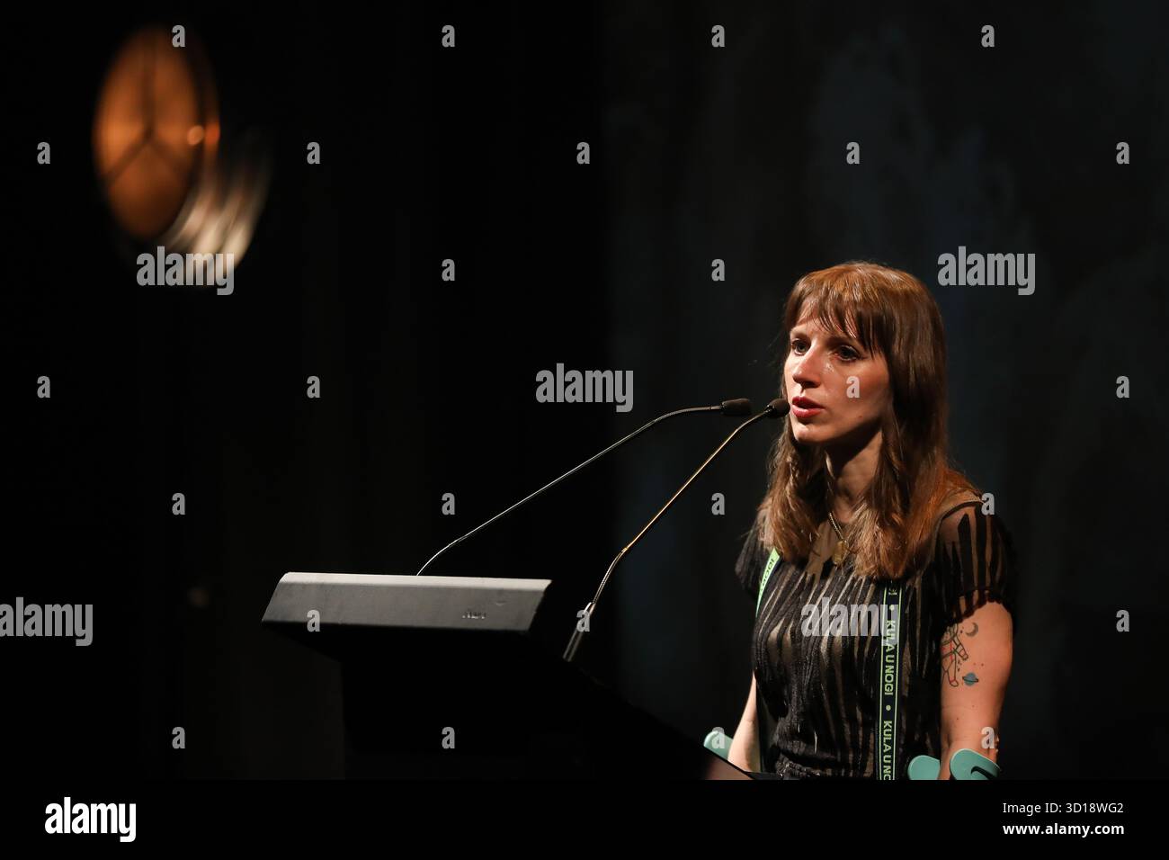 Olga Drenda, Creative Director des Festivals, nimmt am 26. Oktober 2025 an der Conrad Award Gala beim Conrad Festival im Malopolska Garten der Künste in Krakau, Polen, Teil. Das Conrad Festival ist das größte internationale literarische Ereignis in Polen und eines der größten in Europa. Das diesjährige Festivalthema lautet „Radical Hope“. Der Conrad-Preis wird seit 2015 für das beste Prosadebüt vergeben. (Foto: Klaudia Radecka/NurPhoto) Stockfoto