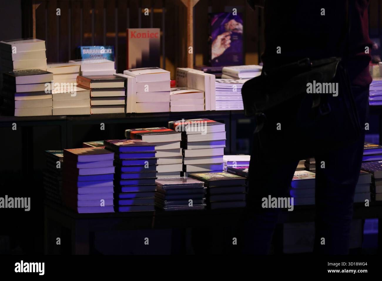 Ein Buchstand ist während der Conrad Award Gala beim Conrad Festival im Malopolska Garten der Künste am 26. Oktober 2025 in Krakau, Polen, vertreten. Das Conrad Festival ist das größte internationale literarische Ereignis in Polen und eines der größten in Europa. Das diesjährige Festivalthema lautet „Radical Hope“. Der Conrad-Preis wird seit 2015 für das beste Prosadebüt vergeben. (Foto: Klaudia Radecka/NurPhoto) Stockfoto