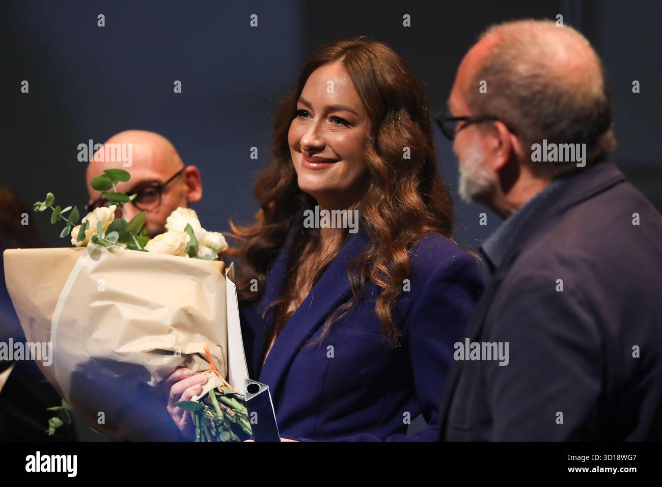 Marta Hermanowicz, Autorin des Romans „das Ende“, erhält den Conrad-Preis während der Gala beim Conrad-Festival in Malopolski Ogrod Sztuki in Krakau, Polen, am 26. Oktober 2025. Das Conrad Festival ist das größte internationale literarische Ereignis in Polen und eines der größten in Europa. Das diesjährige Festivalthema lautet „Radical Hope“. Der Conrad-Preis wird seit 2015 für das beste Prosadebüt vergeben. (Foto: Klaudia Radecka/NurPhoto) Stockfoto