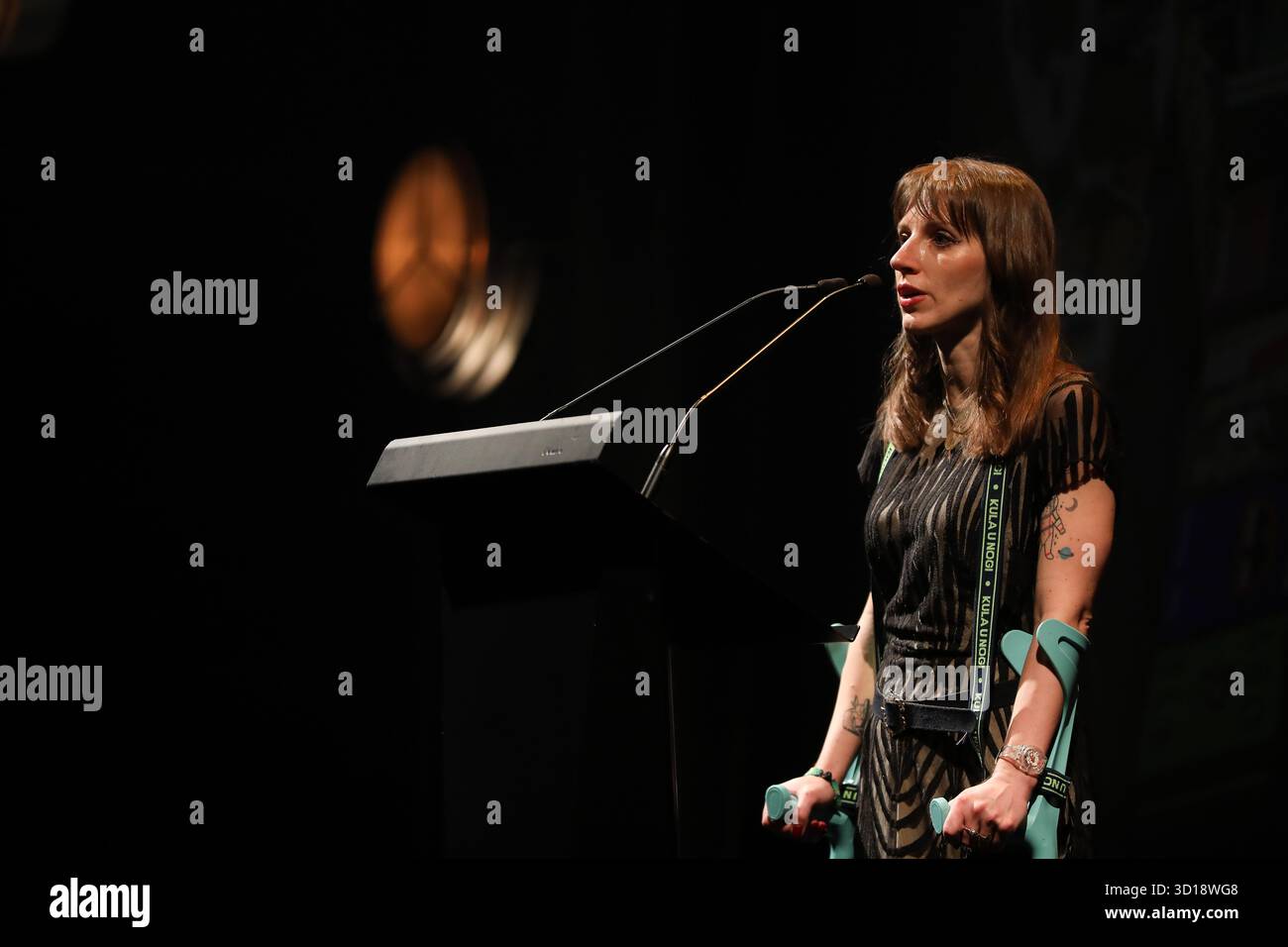 Olga Drenda, Creative Director des Festivals, nimmt am 26. Oktober 2025 an der Conrad Award Gala beim Conrad Festival im Malopolska Garten der Künste in Krakau, Polen, Teil. Das Conrad Festival ist das größte internationale literarische Ereignis in Polen und eines der größten in Europa. Das diesjährige Festivalthema lautet „Radical Hope“. Der Conrad-Preis wird seit 2015 für das beste Prosadebüt vergeben. (Foto: Klaudia Radecka/NurPhoto) Stockfoto