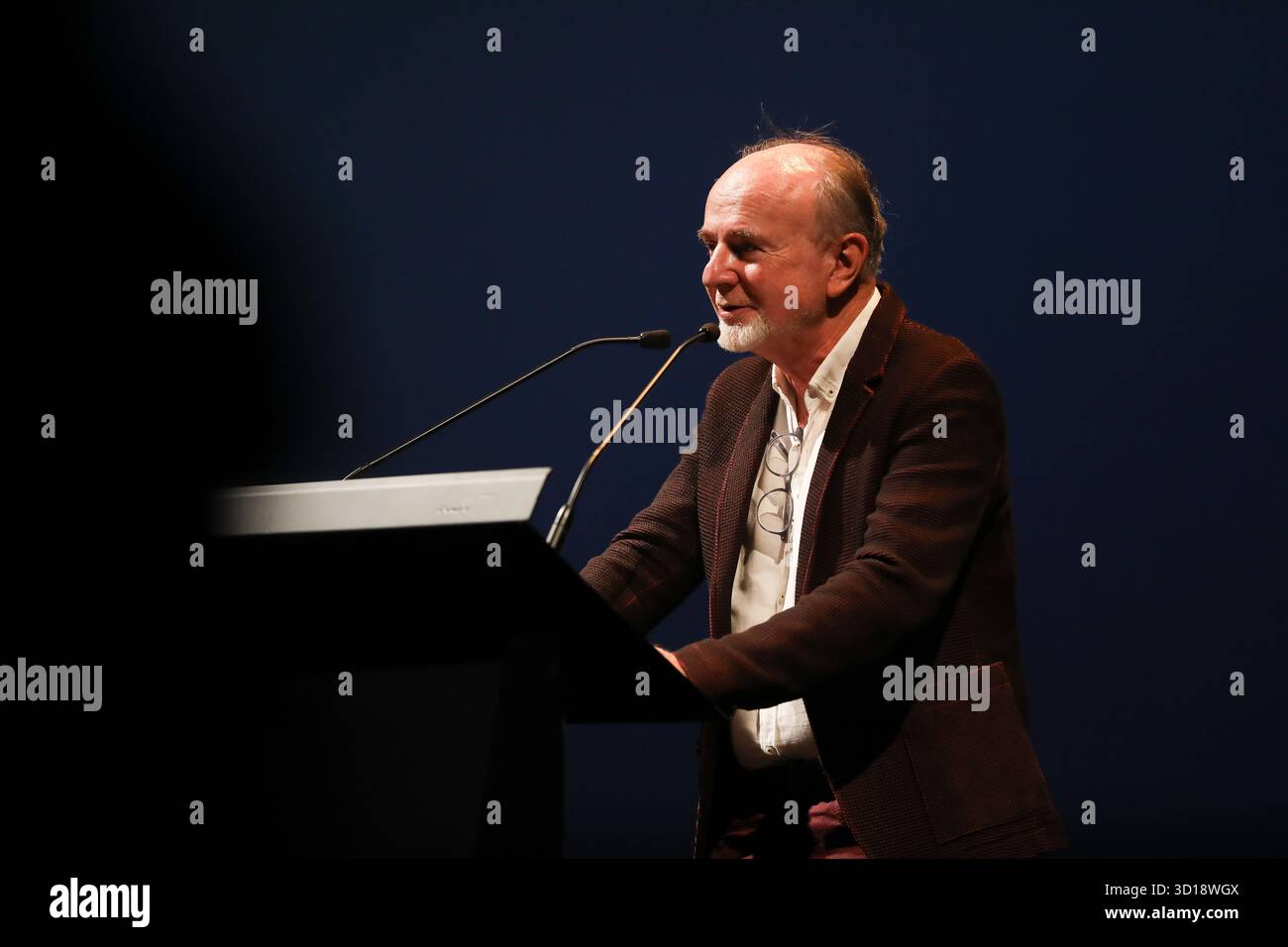 Marek Bienczyk nimmt am 26. Oktober 2025 an der Conrad Award Gala beim Conrad Festival im Malopolska Garten der Künste in Krakau Teil. Das Conrad Festival ist das größte internationale literarische Ereignis in Polen und eines der größten in Europa. Das diesjährige Festivalthema lautet „Radical Hope“. Der Conrad-Preis wird seit 2015 für das beste Prosadebüt vergeben. (Foto: Klaudia Radecka/NurPhoto) Stockfoto