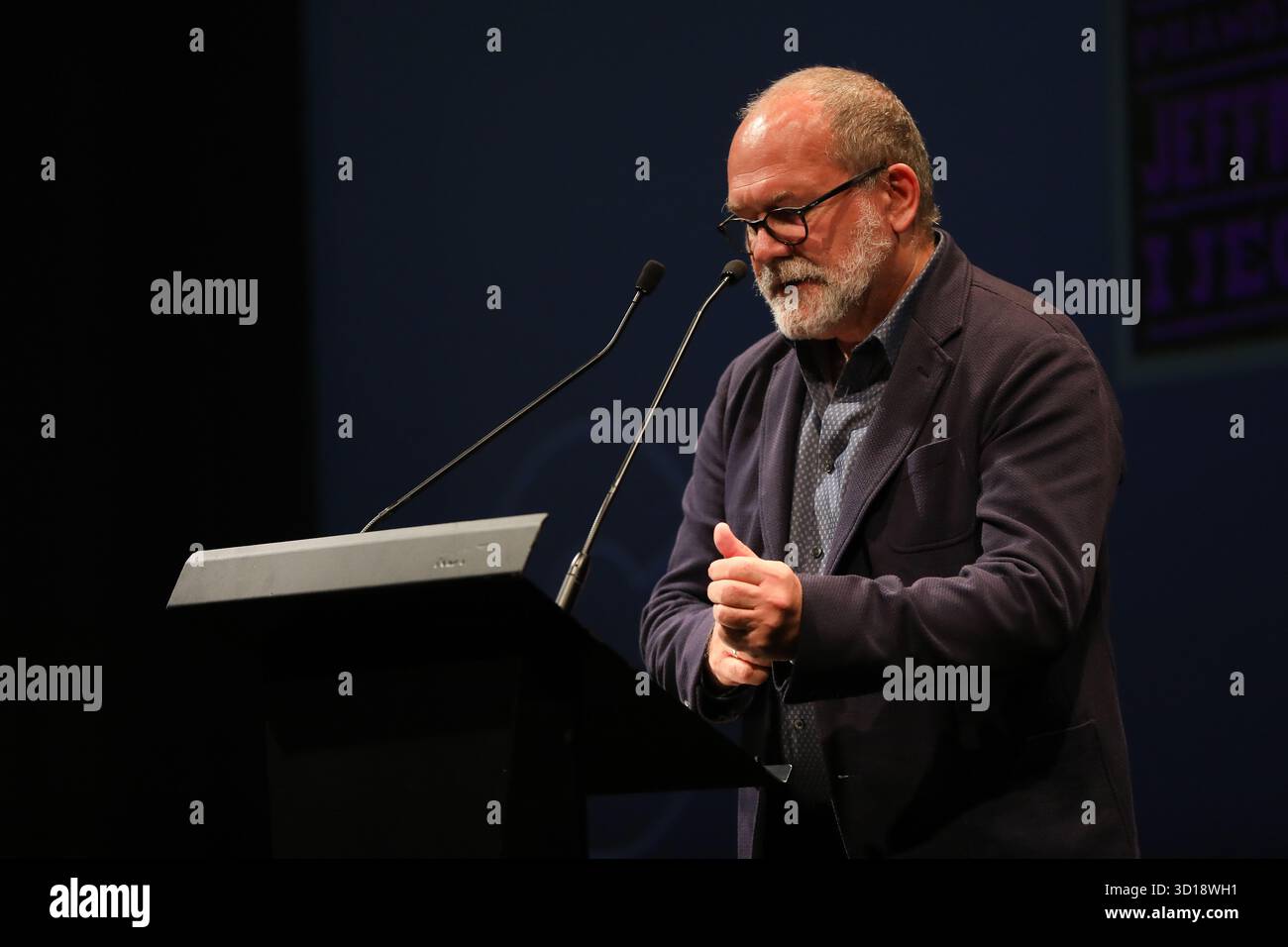 Professor Michal Pawel Markowski, Literaturgelehrter, Essayist und Vorsitzender der Jury, nimmt am 26. Oktober 2025 an der Conrad Award Gala beim Conrad Festival im Malopolska Garten der Künste in Krakau, Polen, Teil. Das Conrad Festival ist das größte internationale literarische Ereignis in Polen und eines der größten in Europa. Das diesjährige Festivalthema lautet „Radical Hope“. Der Conrad-Preis wird seit 2015 für das beste Prosadebüt vergeben. (Foto: Klaudia Radecka/NurPhoto) Stockfoto