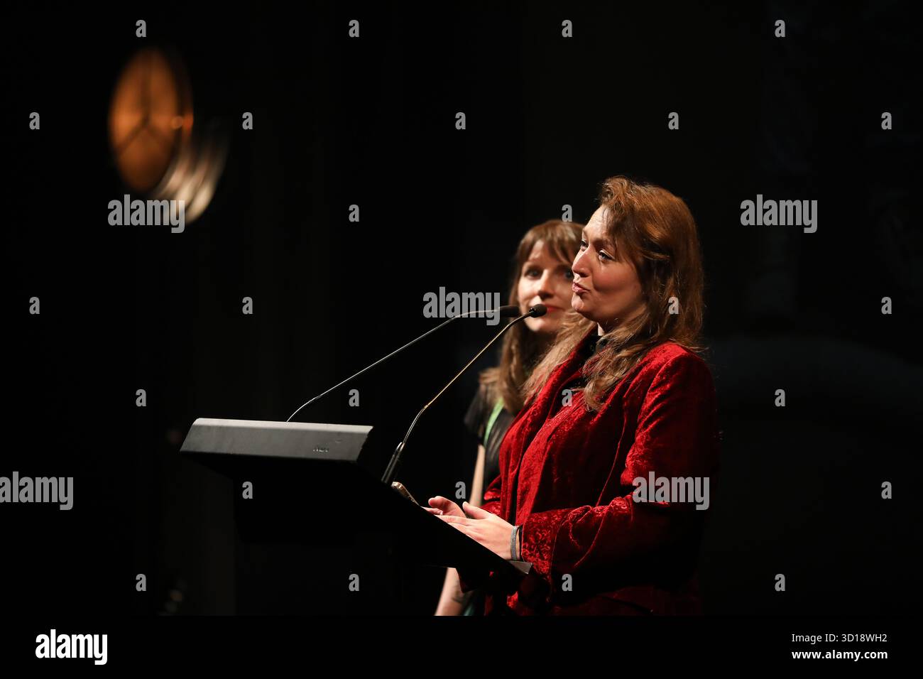 Carolina Pietyra nimmt am 26. Oktober 2025 an der Conrad Award Gala beim Conrad Festival im Malopolska Garden of Arts in Krakau Teil. Das Conrad Festival ist das größte internationale literarische Ereignis in Polen und eines der größten in Europa. Das diesjährige Festivalthema lautet „Radical Hope“. Der Conrad-Preis wird seit 2015 für das beste Prosadebüt vergeben. (Foto: Klaudia Radecka/NurPhoto) Stockfoto