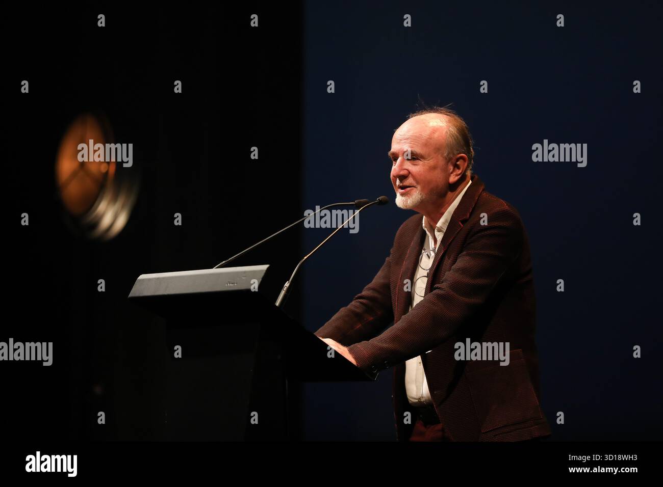 Marek Bienczyk nimmt am 26. Oktober 2025 an der Conrad Award Gala beim Conrad Festival im Malopolska Garten der Künste in Krakau Teil. Das Conrad Festival ist das größte internationale literarische Ereignis in Polen und eines der größten in Europa. Das diesjährige Festivalthema lautet „Radical Hope“. Der Conrad-Preis wird seit 2015 für das beste Prosadebüt vergeben. (Foto: Klaudia Radecka/NurPhoto) Stockfoto