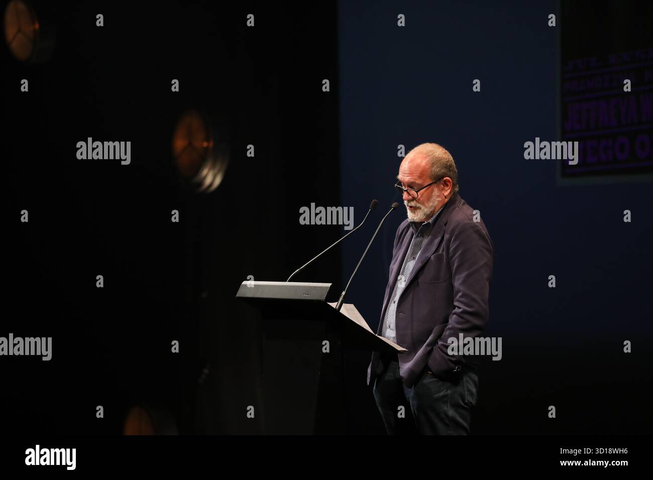 Professor Michal Pawel Markowski, Literaturgelehrter, Essayist und Vorsitzender der Jury, nimmt am 26. Oktober 2025 an der Conrad Award Gala beim Conrad Festival im Malopolska Garten der Künste in Krakau, Polen, Teil. Das Conrad Festival ist das größte internationale literarische Ereignis in Polen und eines der größten in Europa. Das diesjährige Festivalthema lautet „Radical Hope“. Der Conrad-Preis wird seit 2015 für das beste Prosadebüt vergeben. (Foto: Klaudia Radecka/NurPhoto) Stockfoto