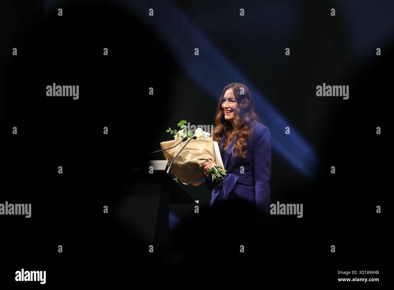 Marta Hermanowicz, Autorin des Romans „das Ende“, erhält den Conrad-Preis während der Gala beim Conrad-Festival in Malopolski Ogrod Sztuki in Krakau, Polen, am 26. Oktober 2025. Das Conrad Festival ist das größte internationale literarische Ereignis in Polen und eines der größten in Europa. Das diesjährige Festivalthema lautet „Radical Hope“. Der Conrad-Preis wird seit 2015 für das beste Prosadebüt vergeben. (Foto: Klaudia Radecka/NurPhoto) Stockfoto