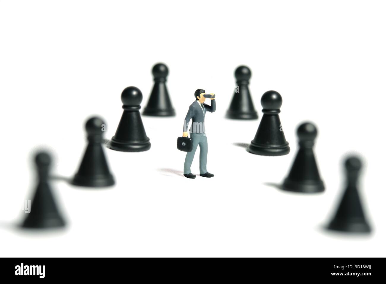 Miniatur-Kleinkinder-Spielfiguren-Fotografie. Geschäftsmann, der ein Fernglas benutzt, steht zwischen Schachbauern. Isoliert auf weißem Hintergrund. Bild Foto Stockfoto