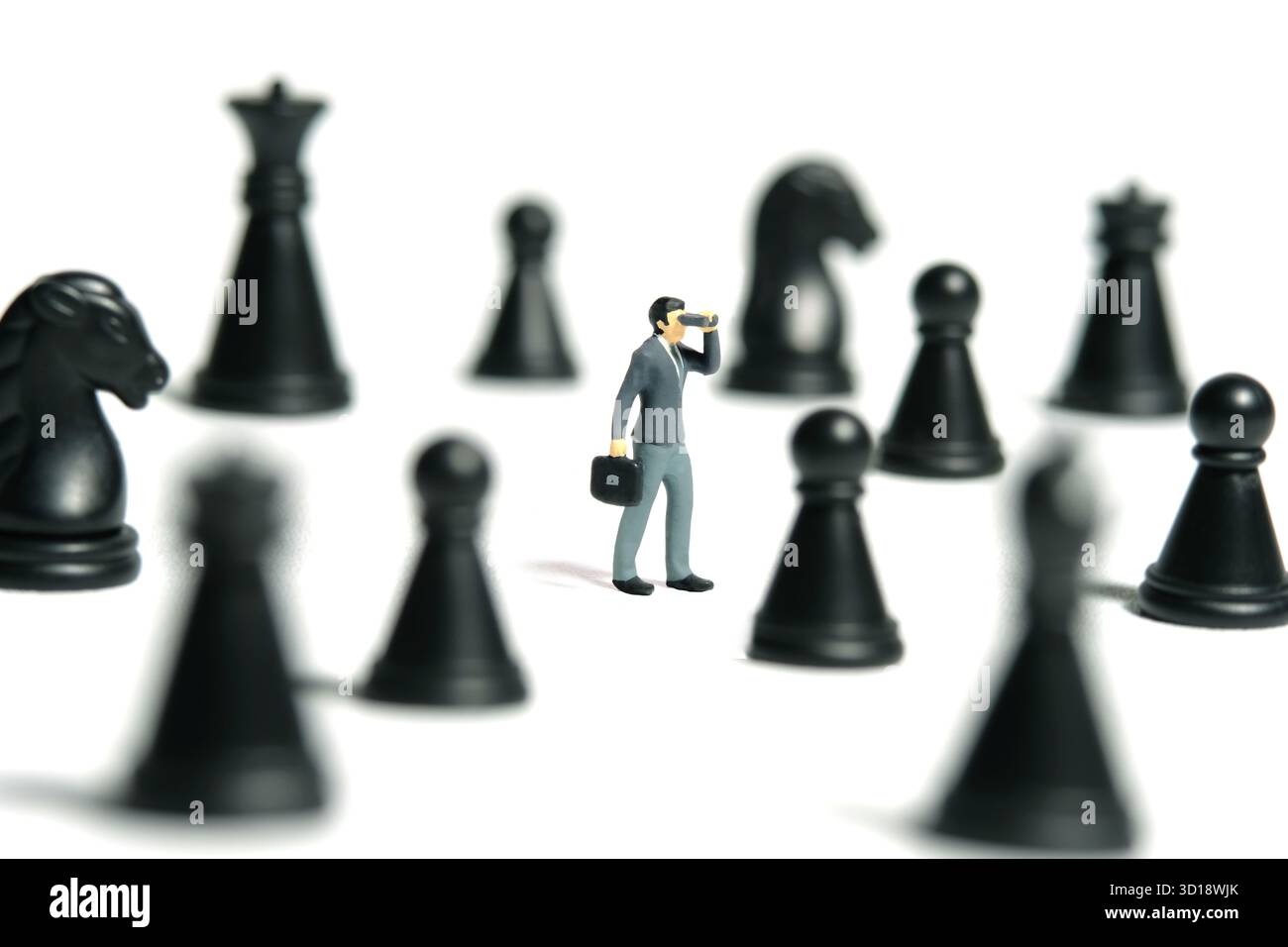 Miniatur-Kleinkinder-Spielfiguren-Fotografie. Geschäftsmann, der ein Fernglas benutzt, steht zwischen Schachbauern. Isoliert auf weißem Hintergrund. Bild Foto Stockfoto