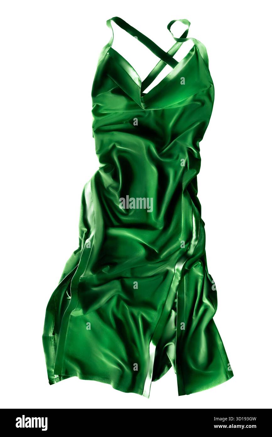 Dunkelgrünes elegantes Kleid aus Seide mit Faltenmuster isoliert auf weißem Hintergrund Stockfoto