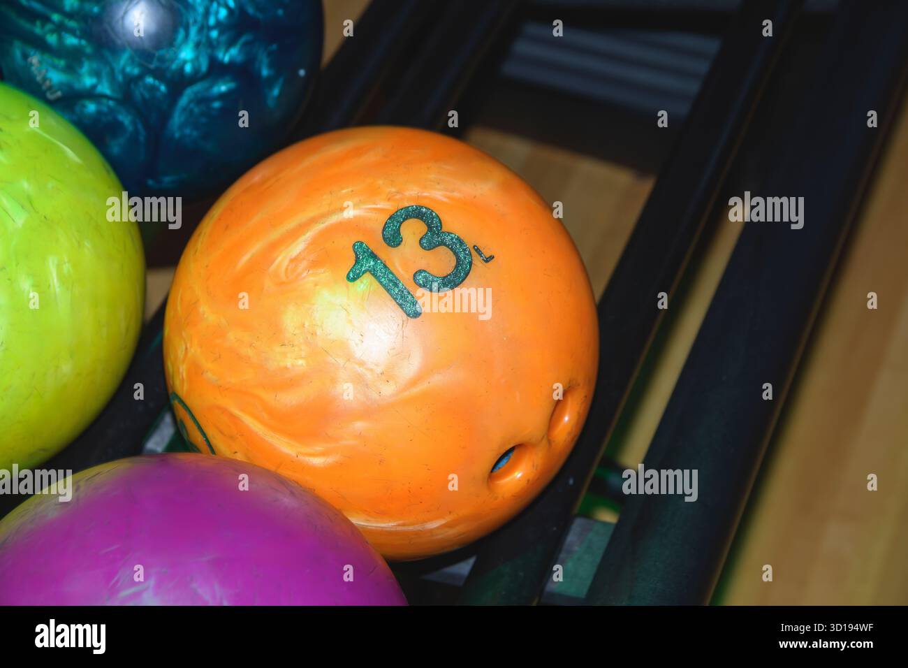 Bowlingball Nummer 13 13 13. Orange Nahaufnahme Stockfoto