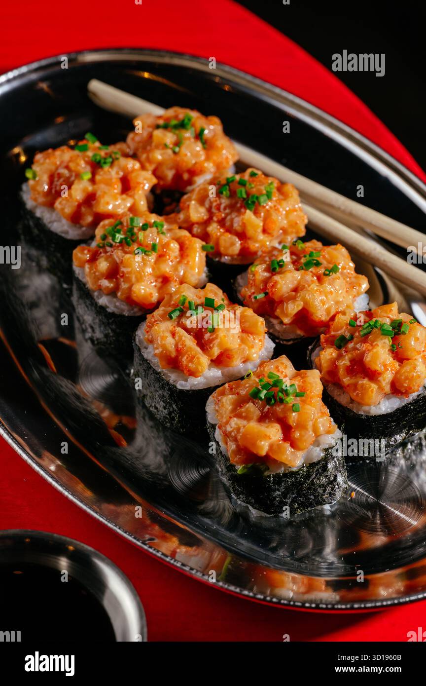 Gunkan rollt mit Stäbchen auf einer Metallplatte Stockfoto