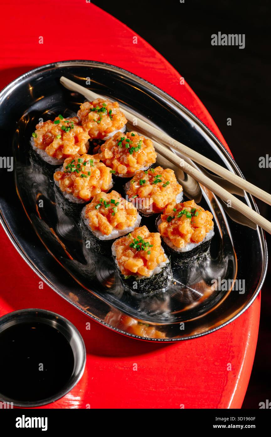 Gunkan rollt mit Stäbchen auf einer Metallplatte Stockfoto