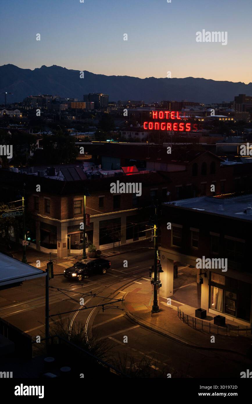 Skyline von Downtown Tucson, Arizona vor Sonnenaufgang. Stockfoto